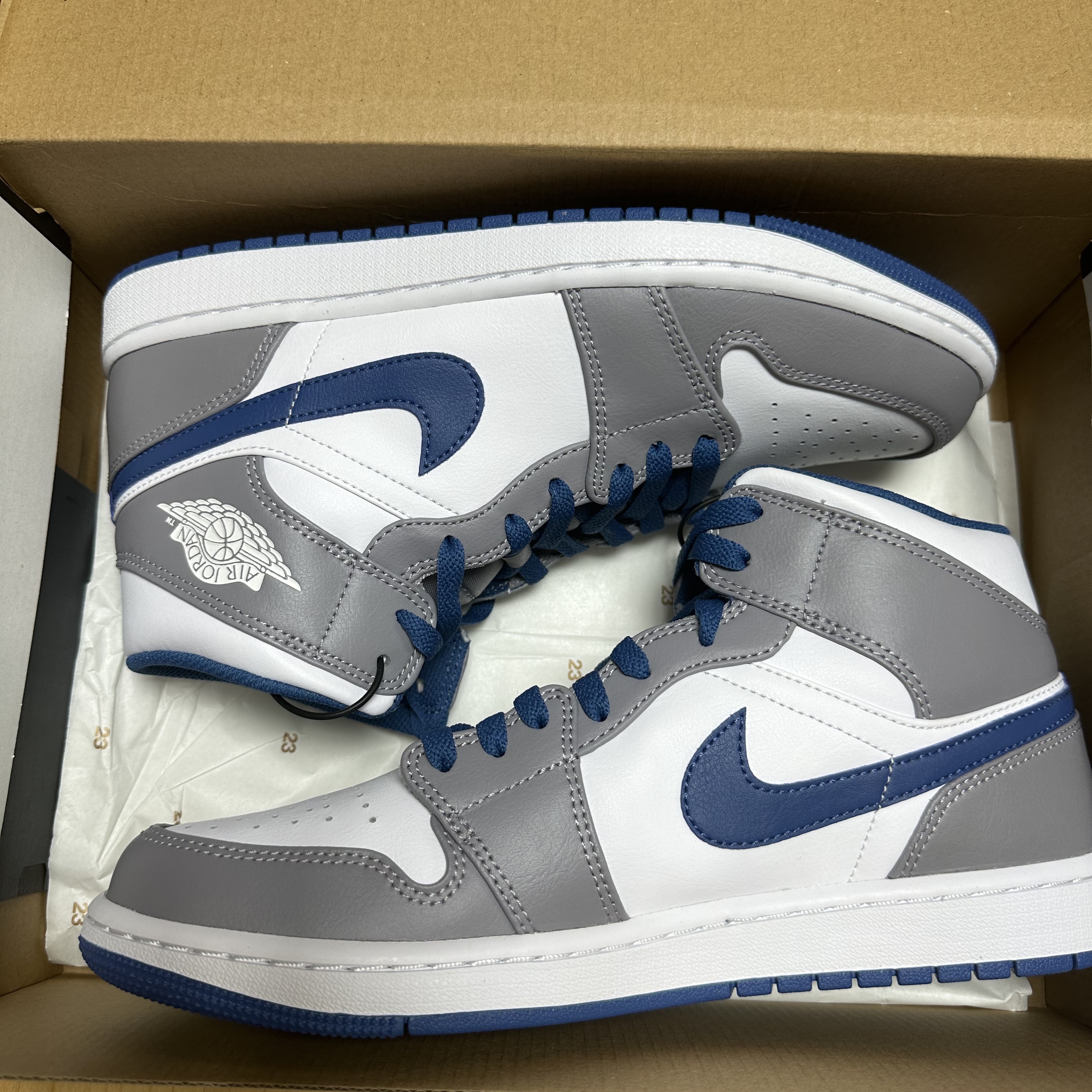 Jordan 1 Mid Cement Grey True Blue 착용 스타일