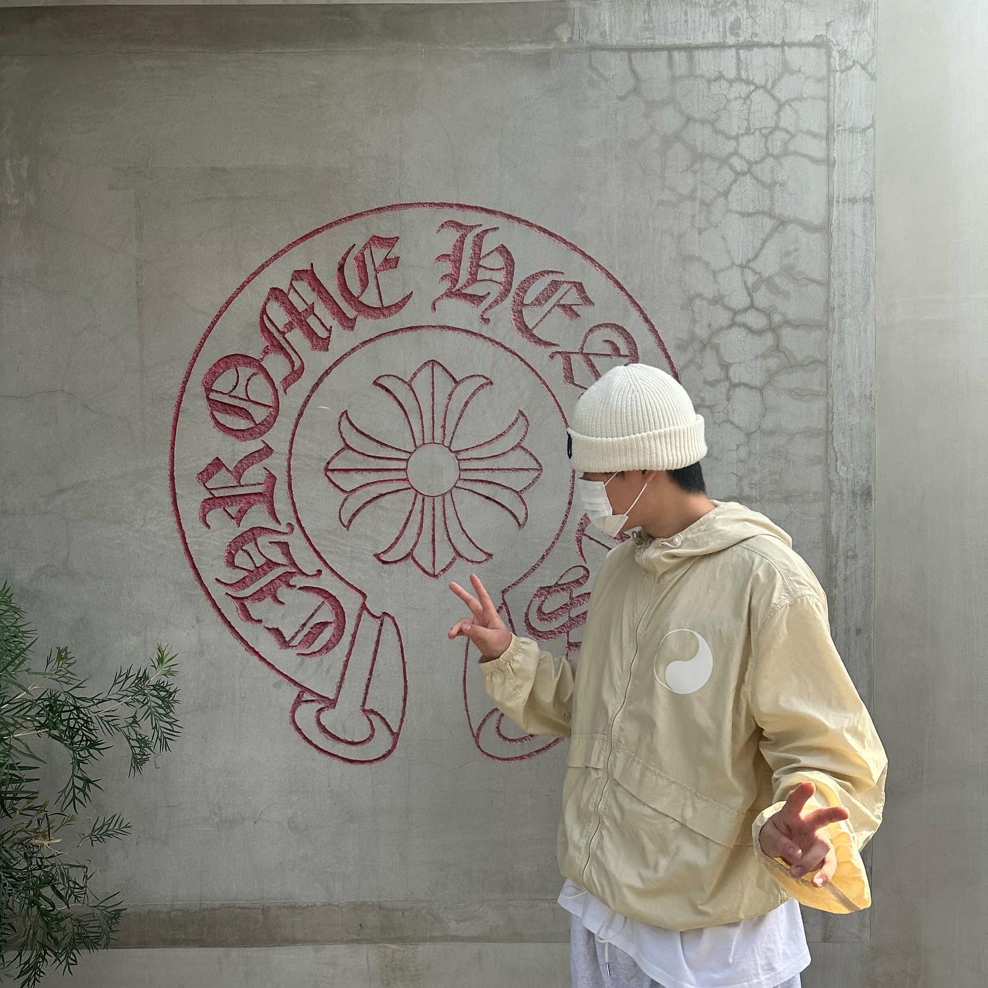 Our Legacy Work Shop Windbreaker Ripstop Butter Cream, Crocs x Beams Classic All Terrain Mountain Parka Clog Grey 착용 스타일 - 2