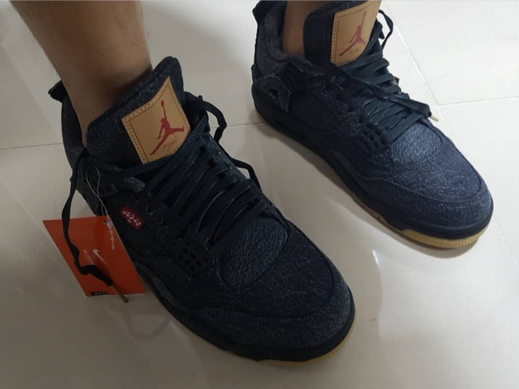 Jordan 4 x Levi's Retro Black Denim (Levi's Tag) 착용 스타일 - 2