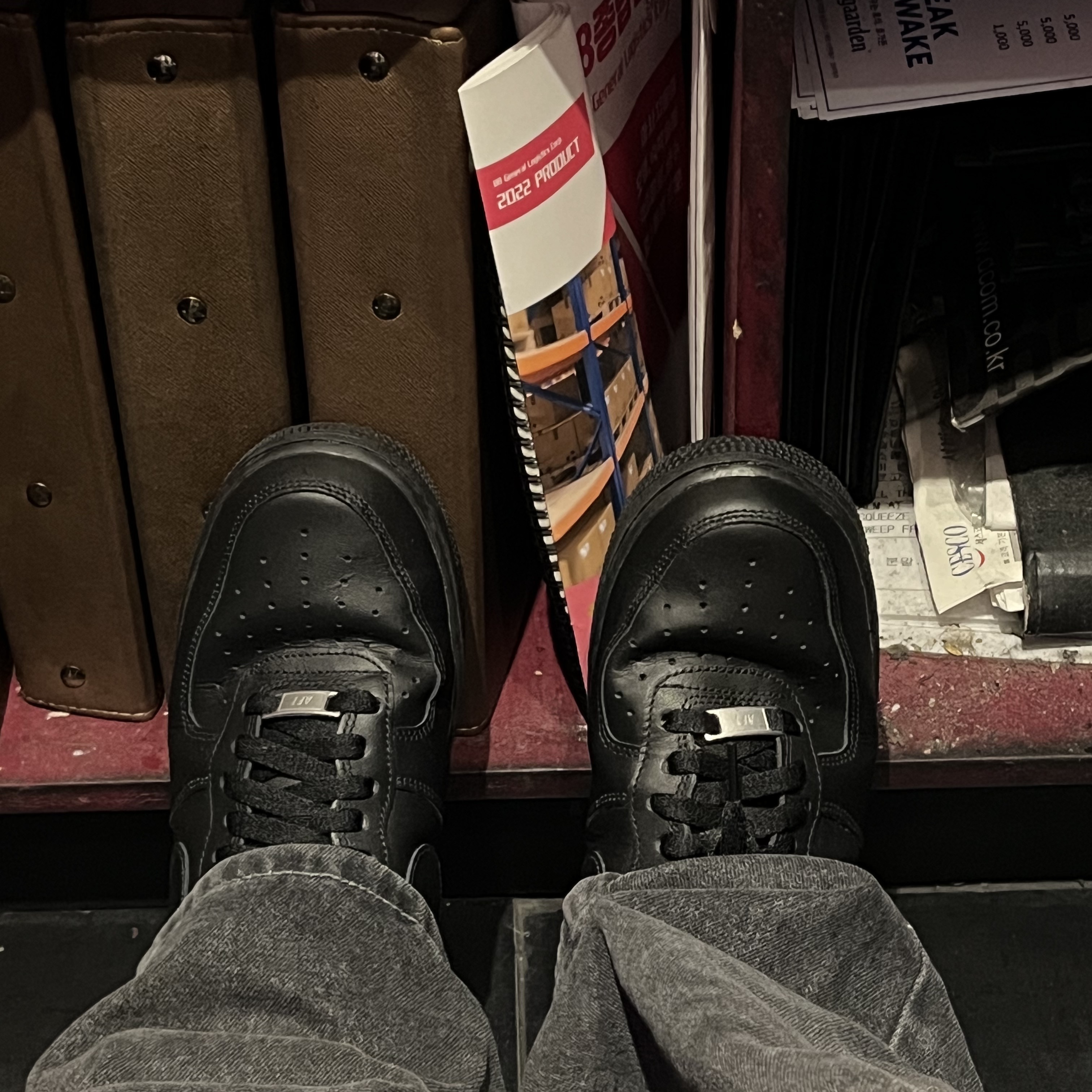 Nike Air Force 1 '07 Low Triple Black 착용 스타일