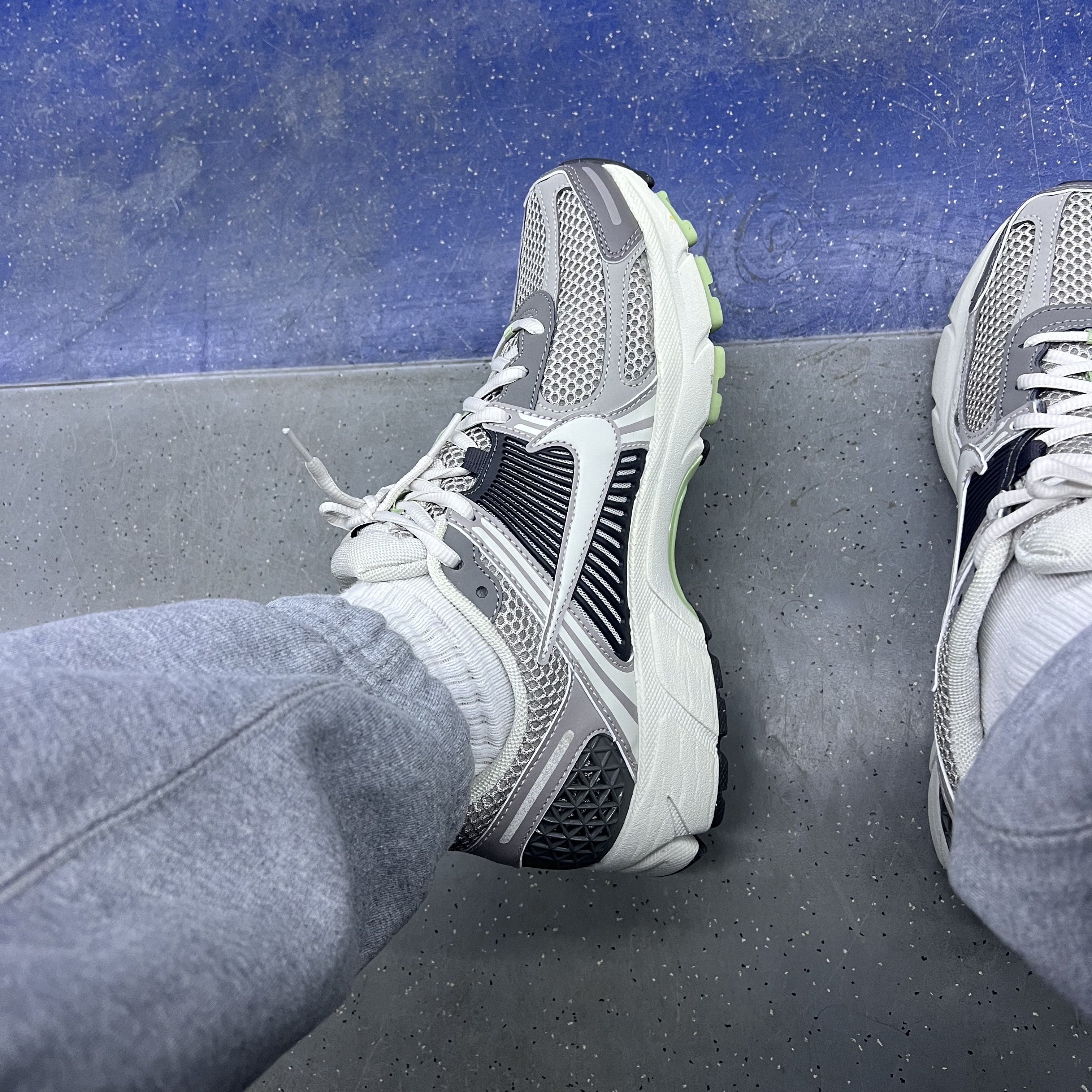 (W) Nike Zoom Vomero 5 Cobblestone and Flat Pewter, Nike x Stussy NRG RA Fleece Pants Dark Grey Heather (DJ9490-063) 착용 스타일