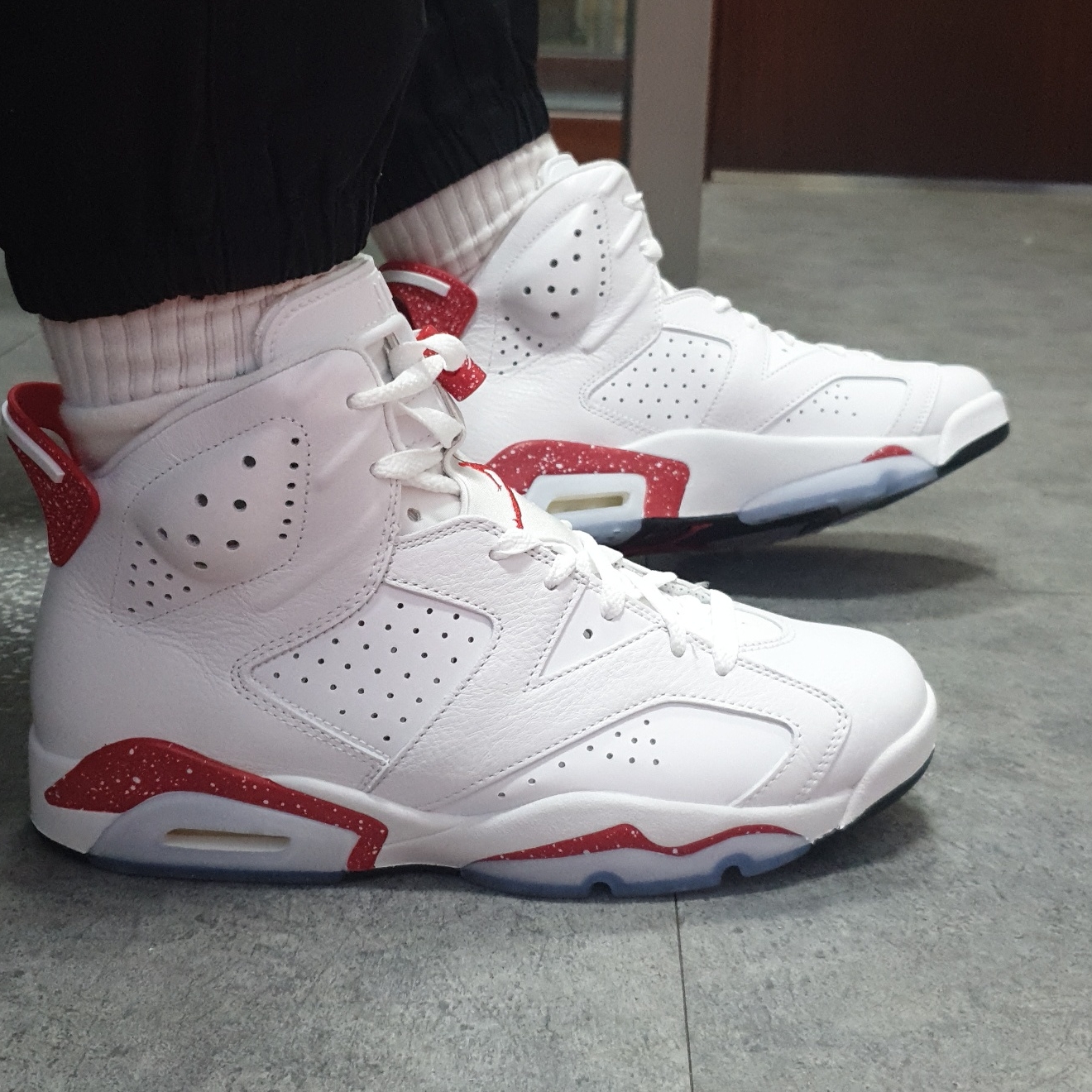 Jordan 6 Retro White and University Red 착용 스타일 - 2