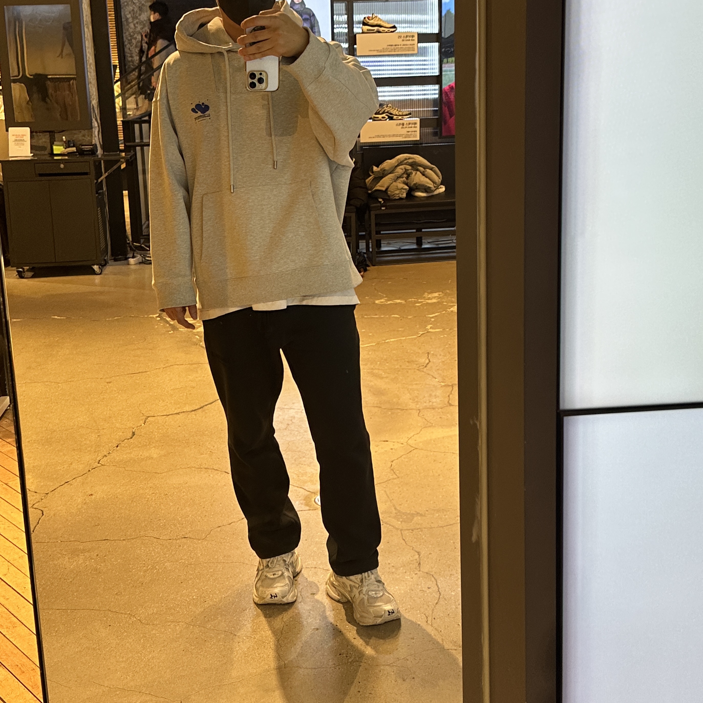 Zara x Ader Error Embroidery Hooded Sweatshirt Grey 착용 스타일