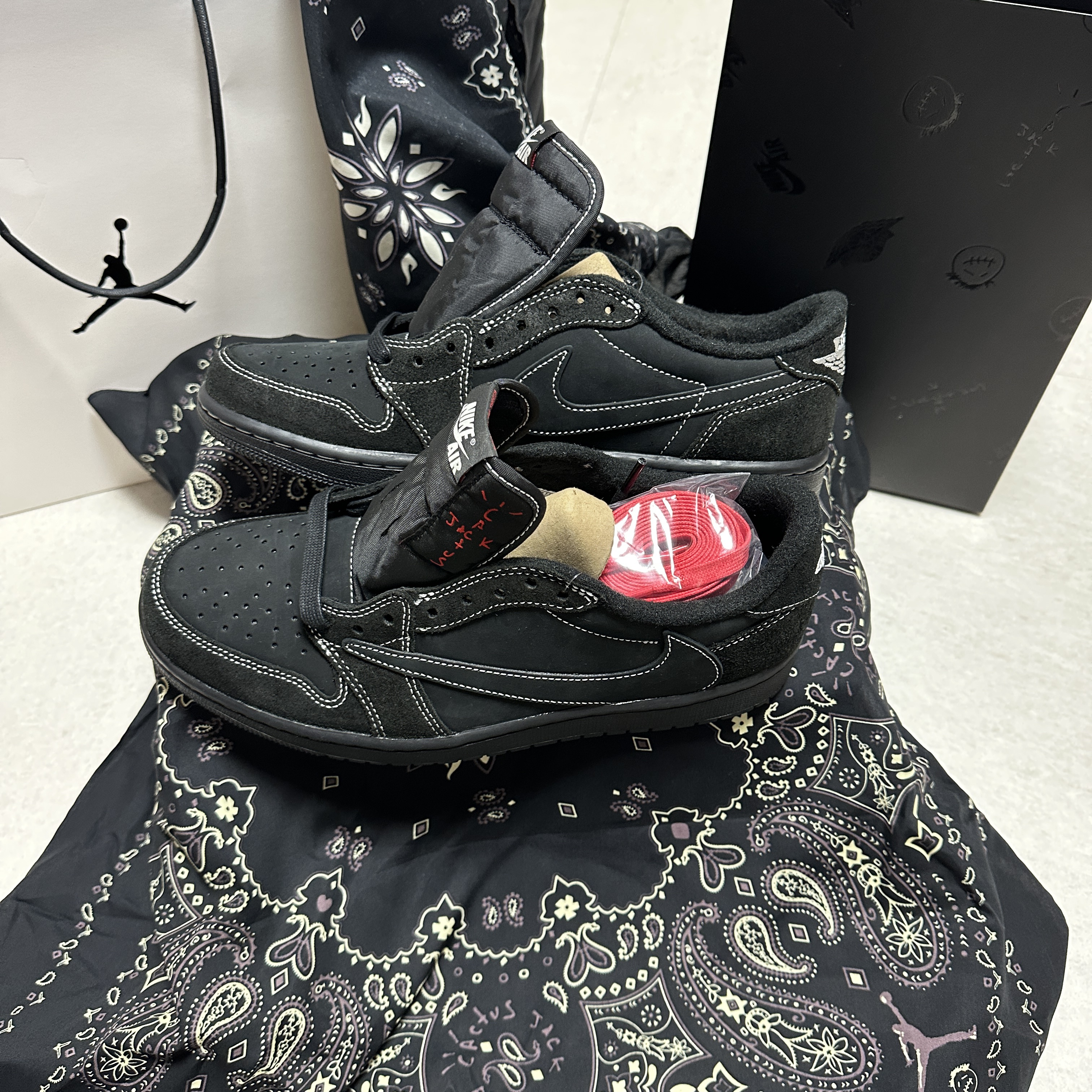 Jordan 1 x Travis Scott Retro Low OG SP Black Phantom 착용 스타일