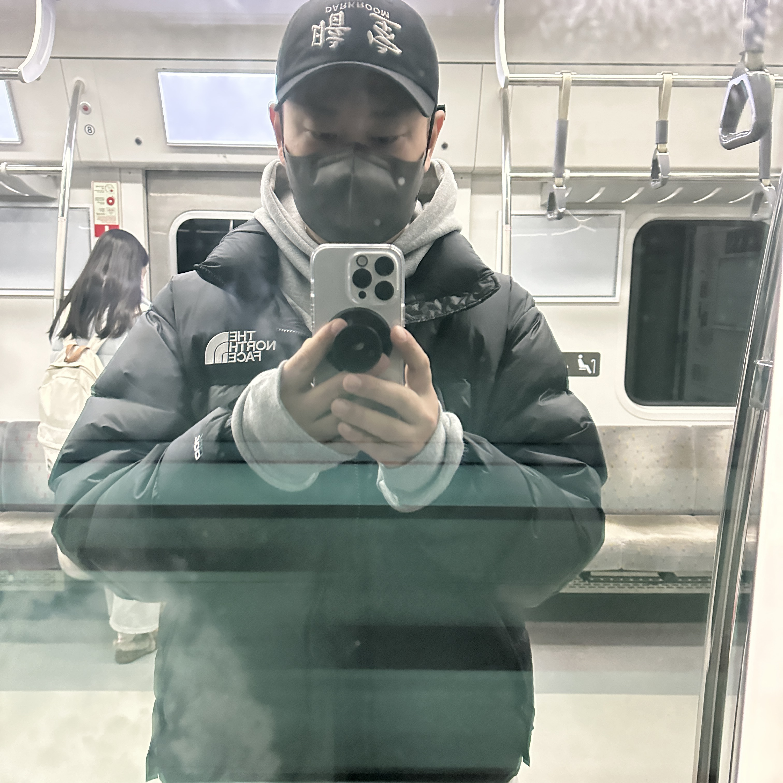 The North Face 1996 Retro Nuptse Down Jacket TNF Black, Darkr8m Studio Upside Down Silver Logo Cap 착용 스타일