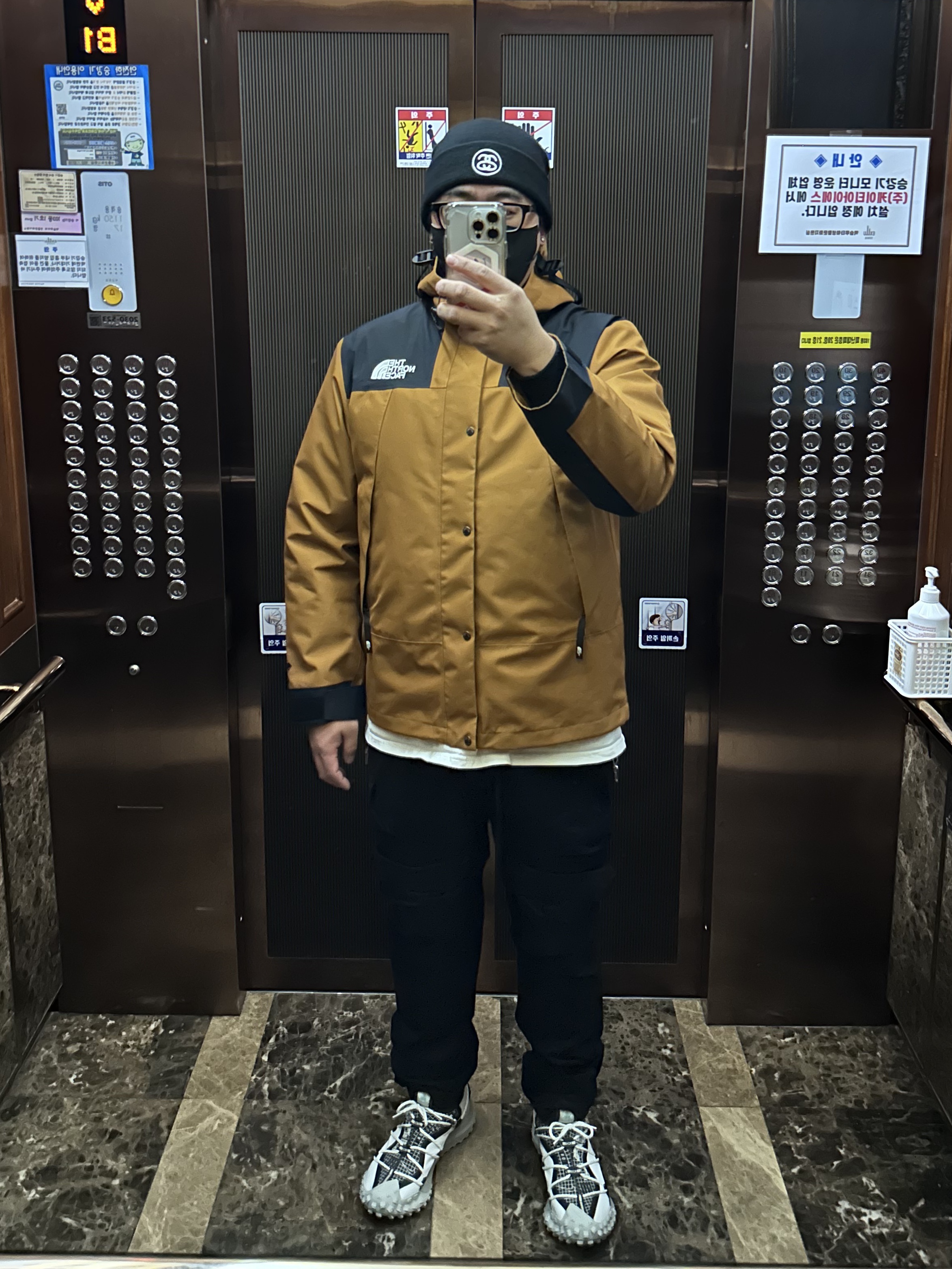 Nike ACG Mountain Fly Low SE White and Black 착용 스타일 - 1