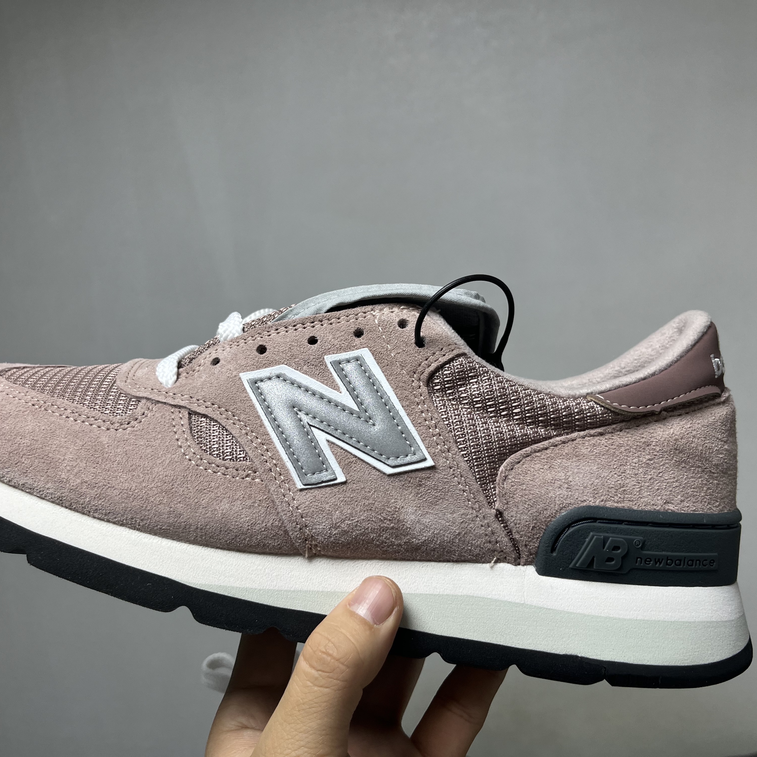 New Balance x Kith 990v1 Made in USA Dusty Rose 착용 스타일 - 3