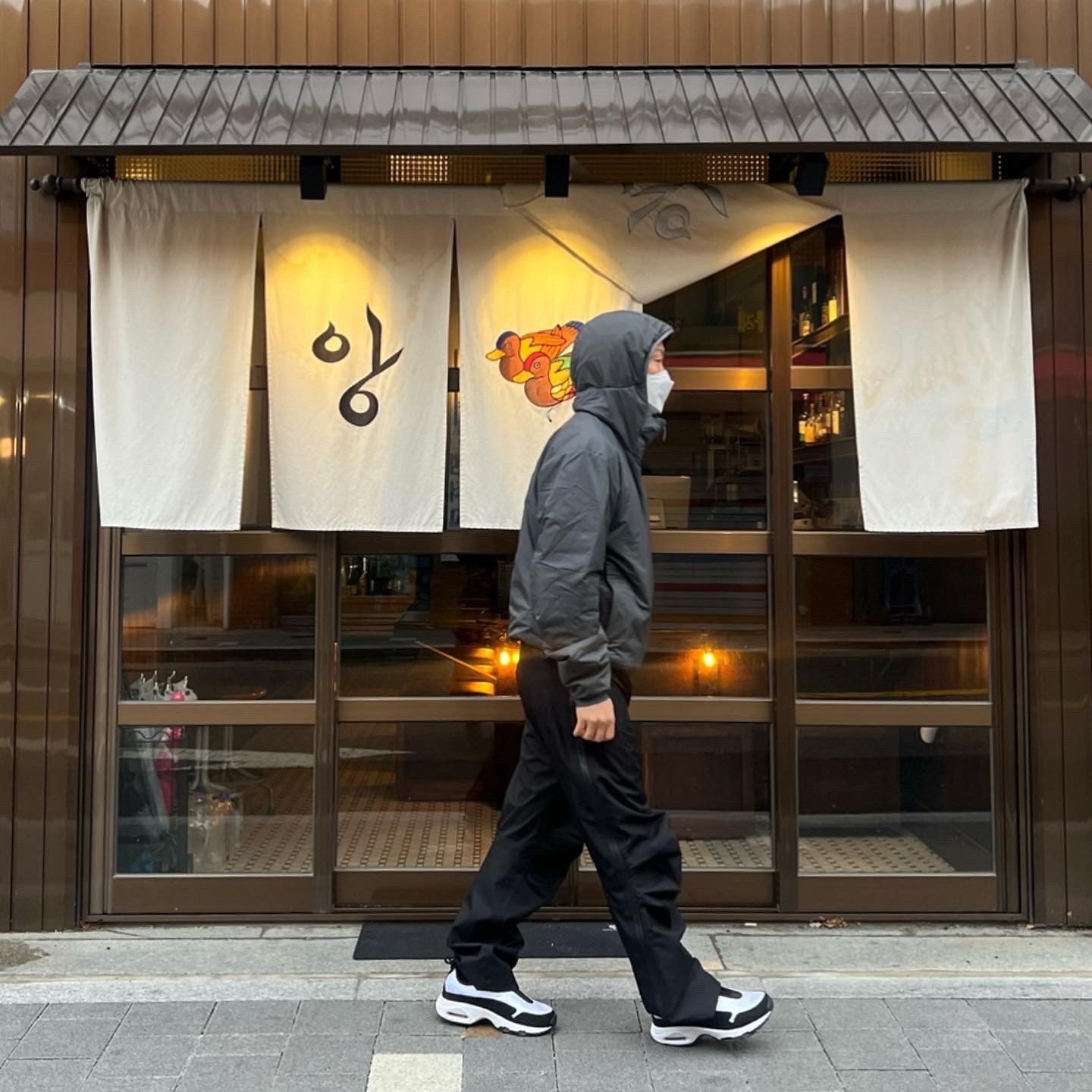 Arc'teryx Atom LT Hoody Glitch, Nike x Comme des Garcons Homme Plus Air Max Sunder SP White Black 착용 스타일 - 2