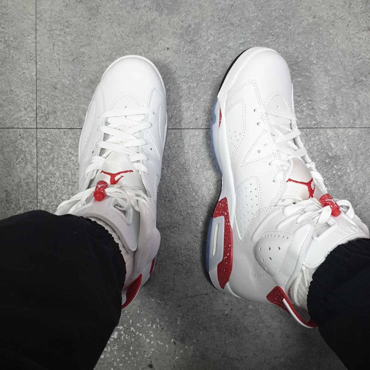 Jordan 6 Retro White and University Red 착용 스타일 - 3