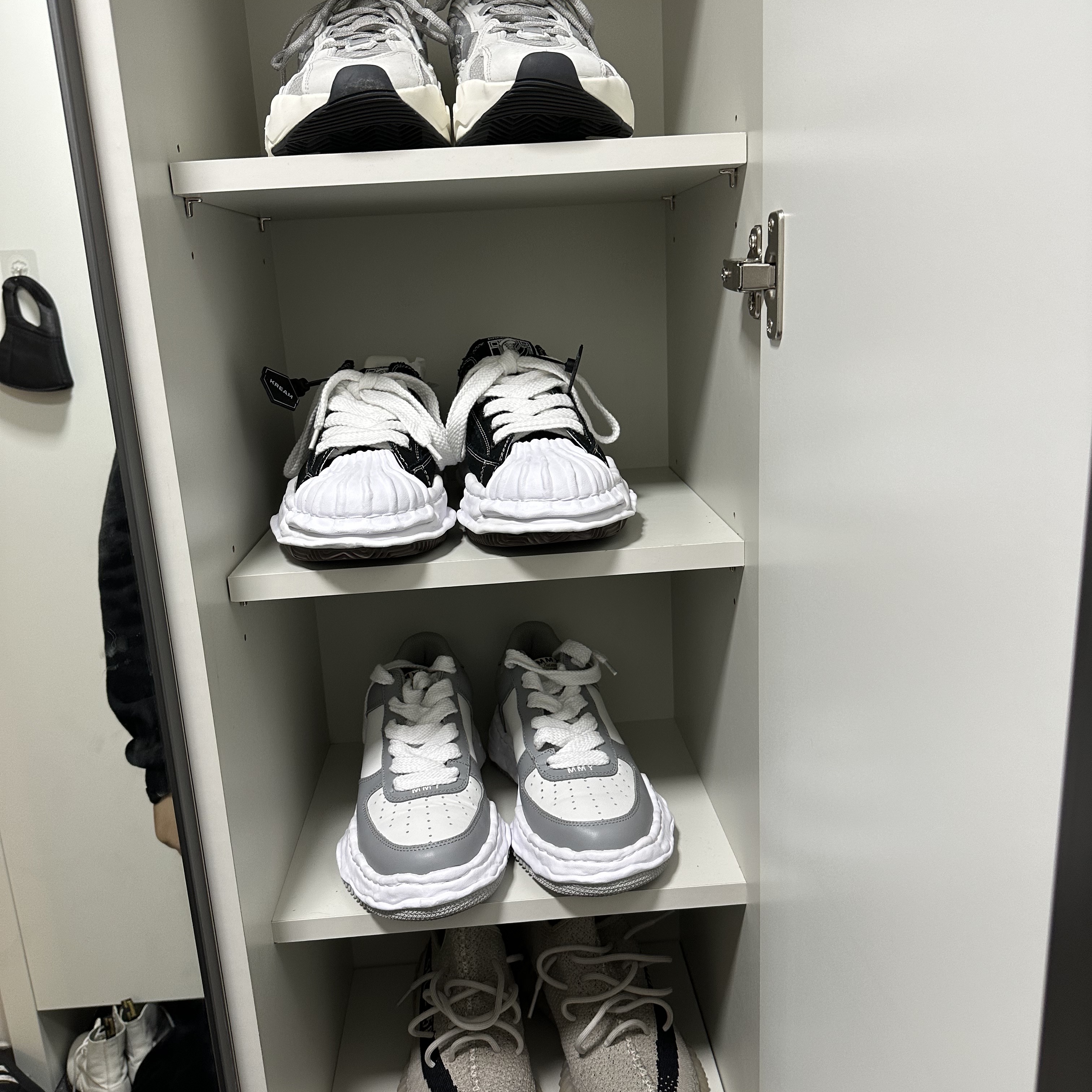 Maison Mihara Yasuhiro Wayne OG Sole Leather Low-top Sneakers Gray White, Maison Mihara Yasuhiro x WOW Blakey OG Sole Canvas Low-top Sneakers Nero 착용 스타일