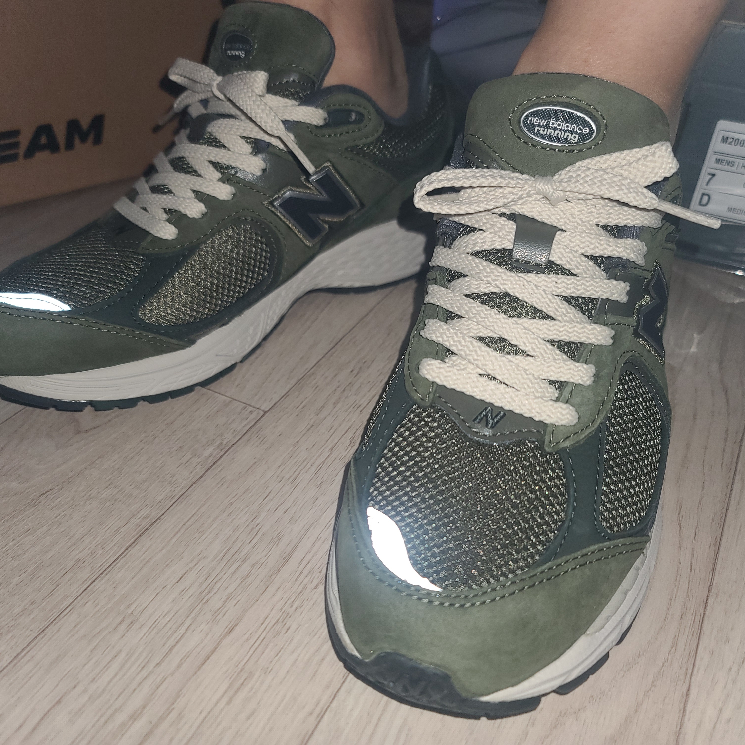 New Balance 2002R Grape Leaf 착용 스타일 - 3