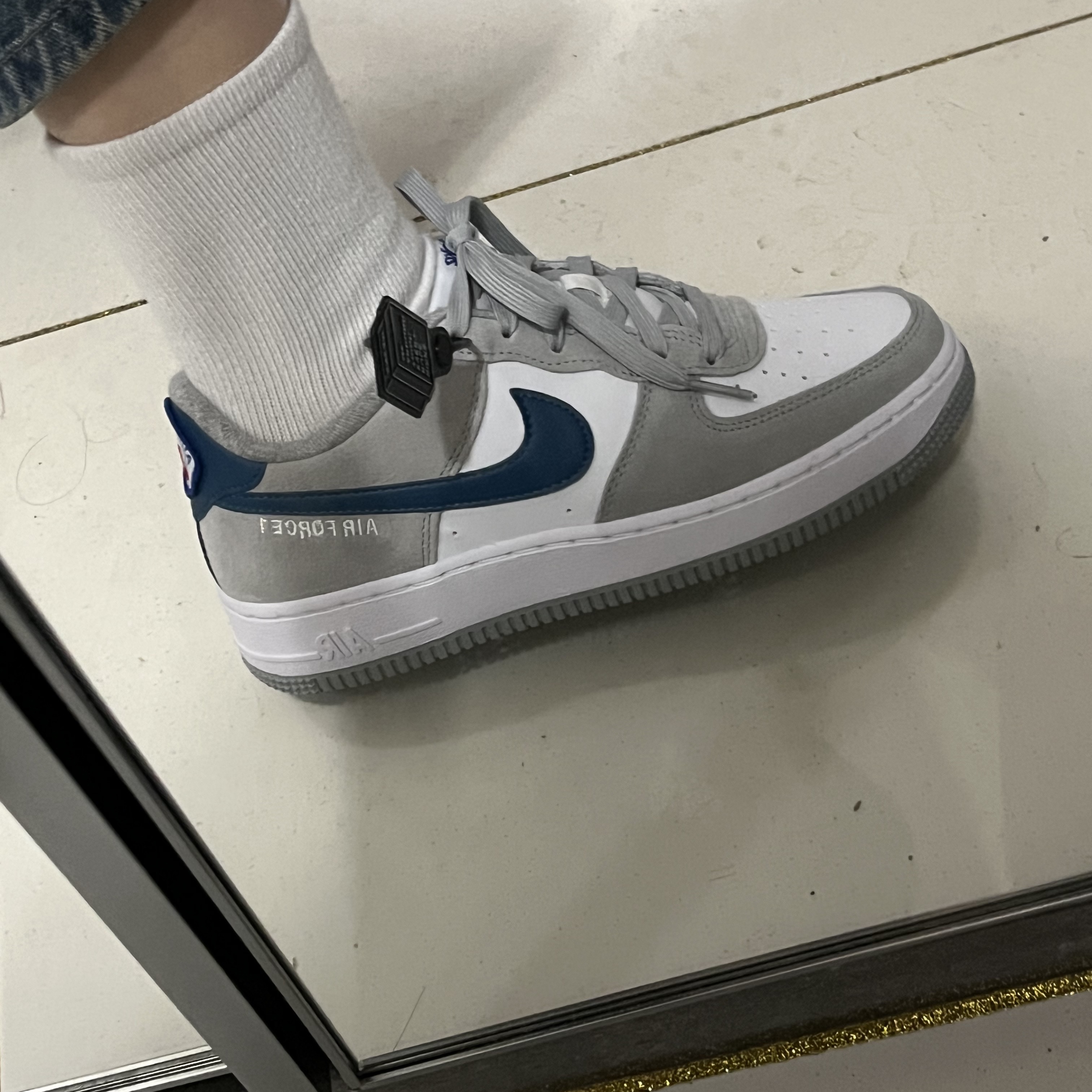 (GS) Nike Air Force 1 LV8 Athletic Club Light Smoke Grey Marina 착용 스타일