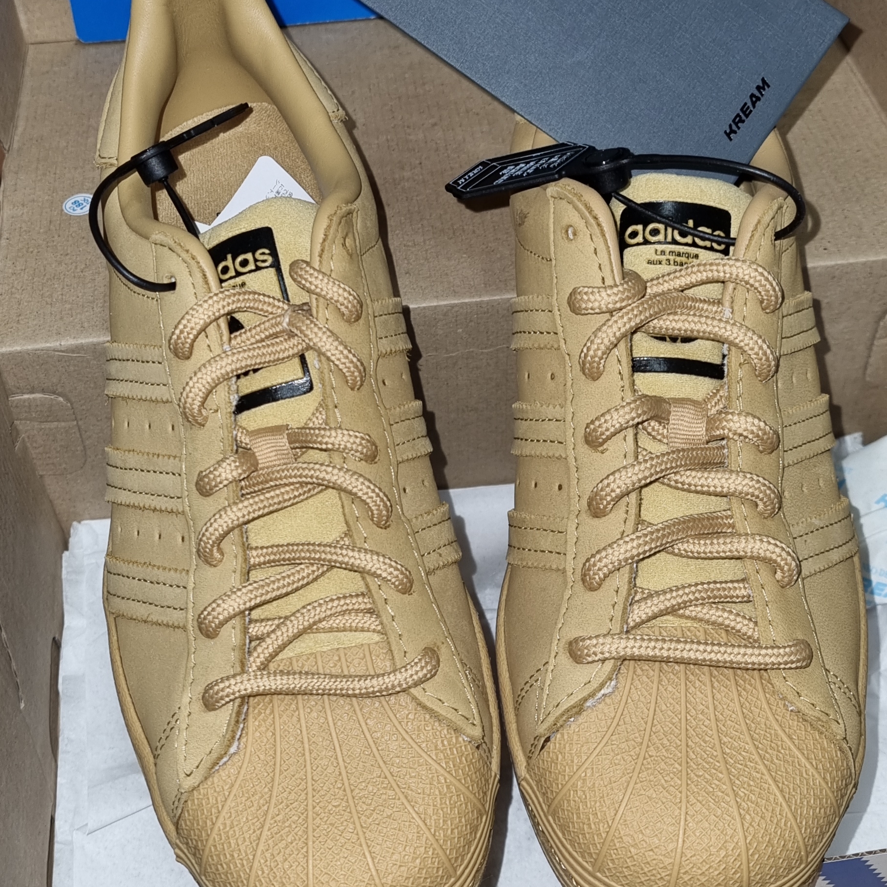 Adidas Superstar Golden Beige 착용 스타일 - 2