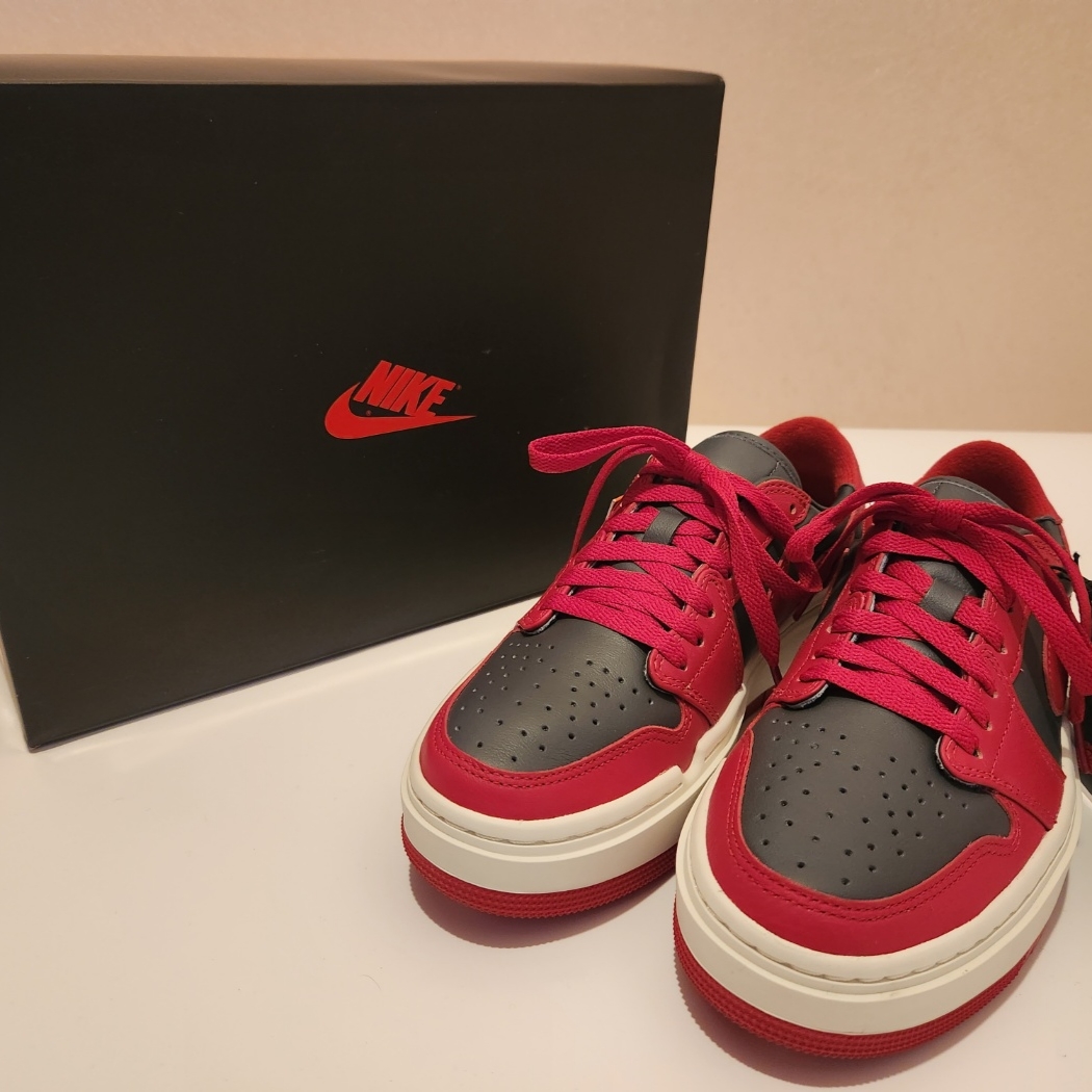 (W) Jordan 1 Elevate Low Dark Grey Varsity Red 착용 스타일 - 1