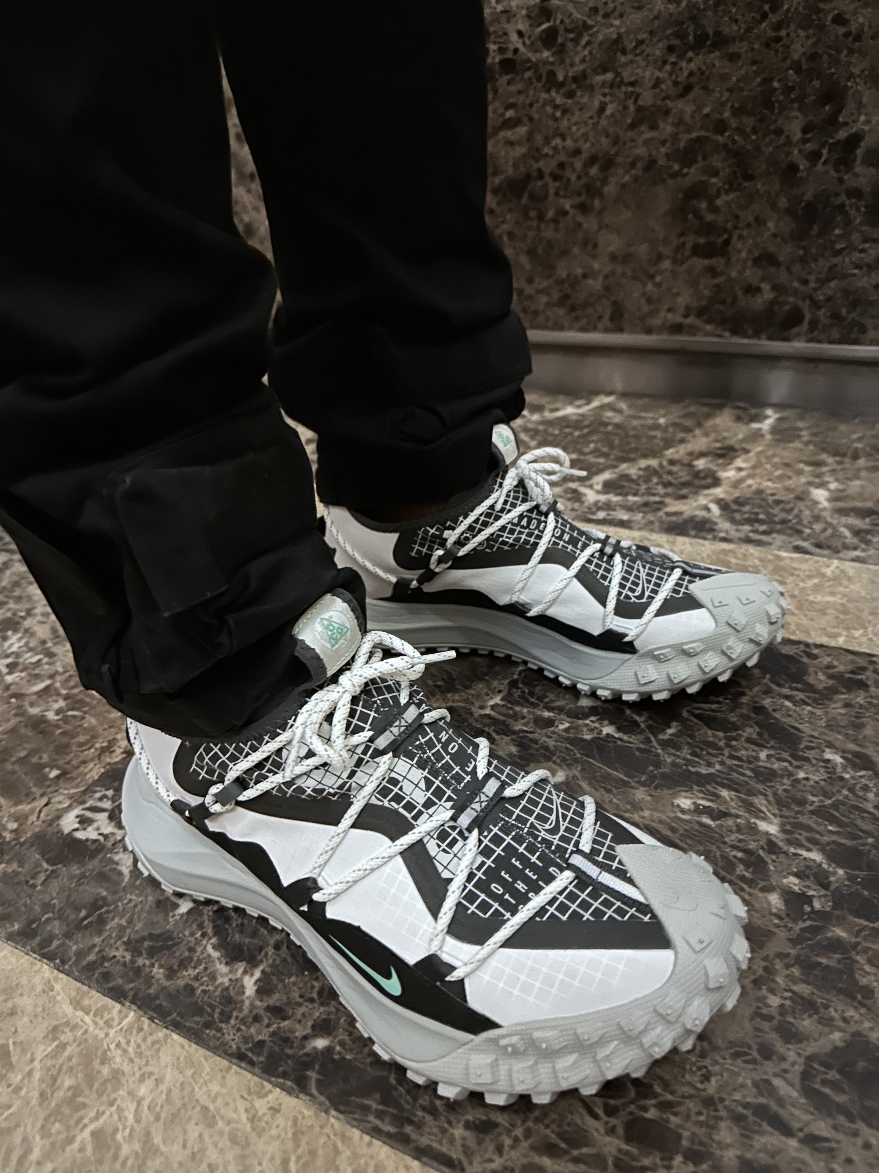 Nike ACG Mountain Fly Low SE White and Black 착용 스타일 - 2