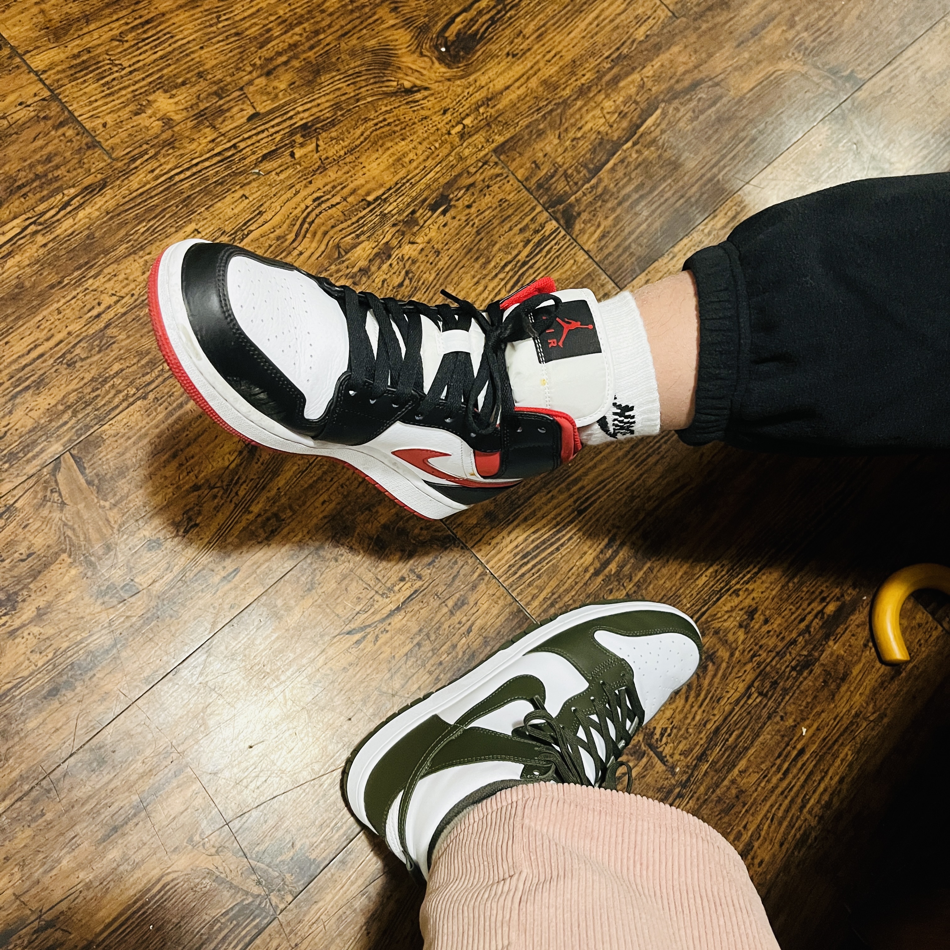 Nike Dunk High Retro Championship Khaki, Jordan 1 Mid Gym Red Black White 착용 스타일 - 1