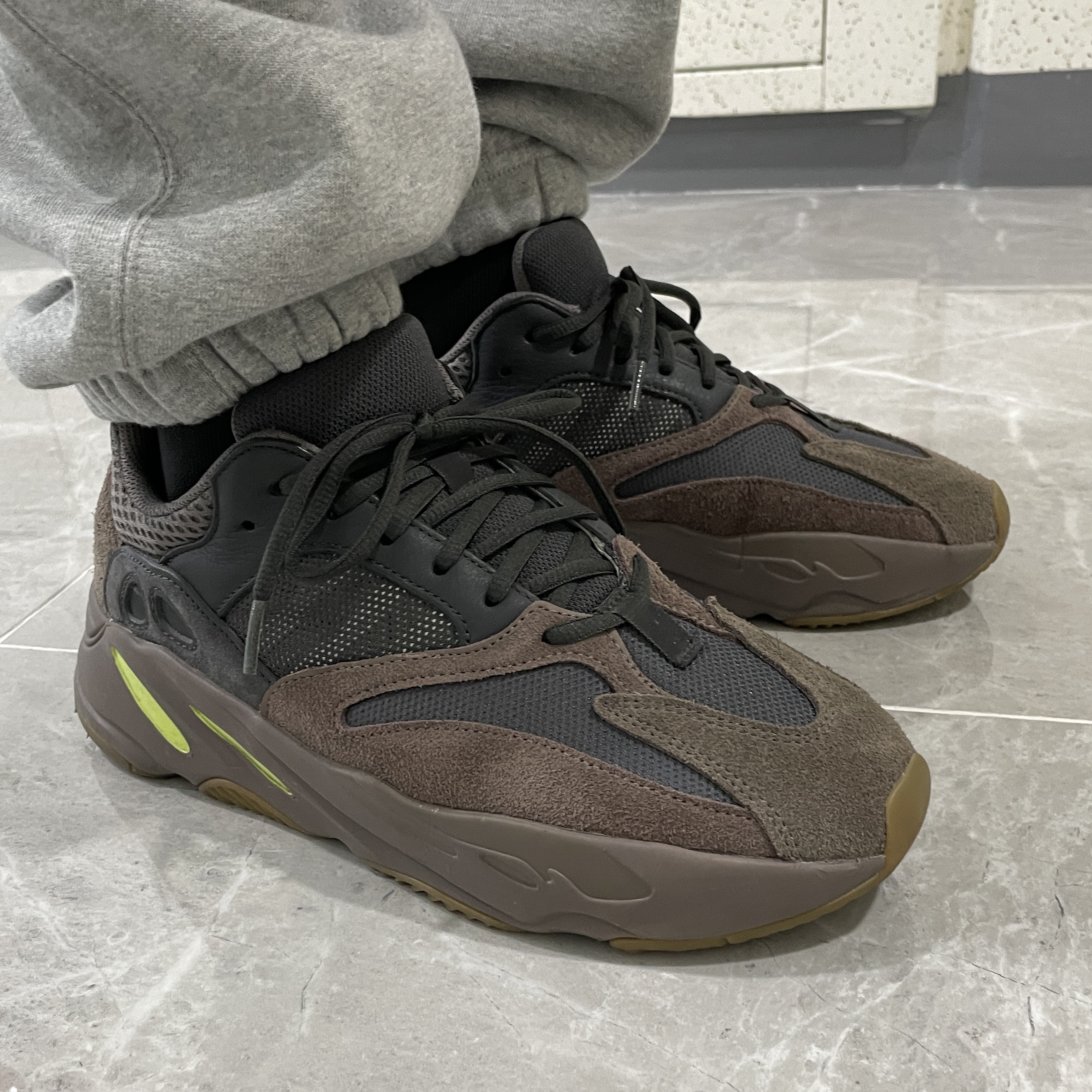 Adidas Yeezy Boost 700 Mauve 착용 스타일
