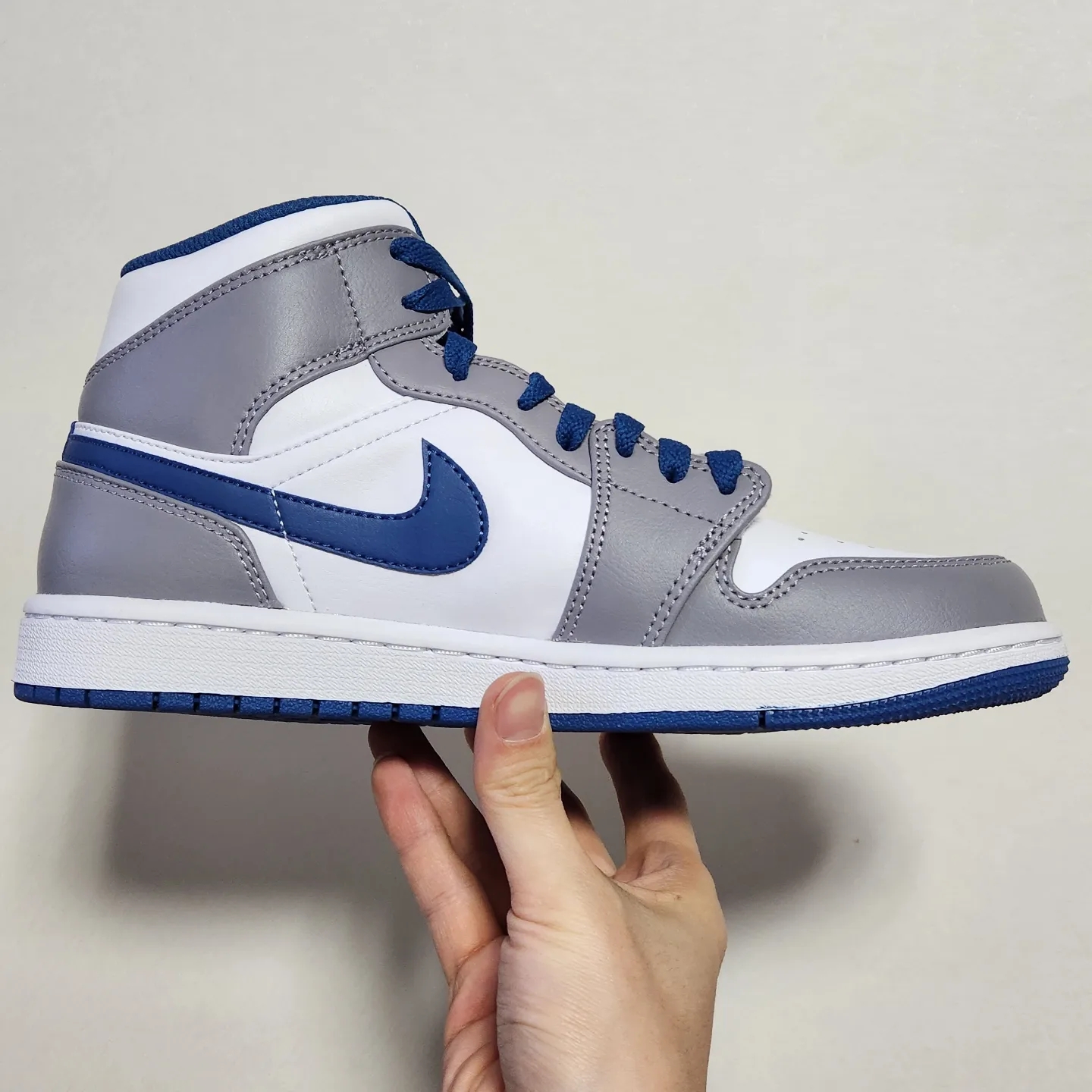 Jordan 1 Mid Cement Grey True Blue 착용 스타일 - 5