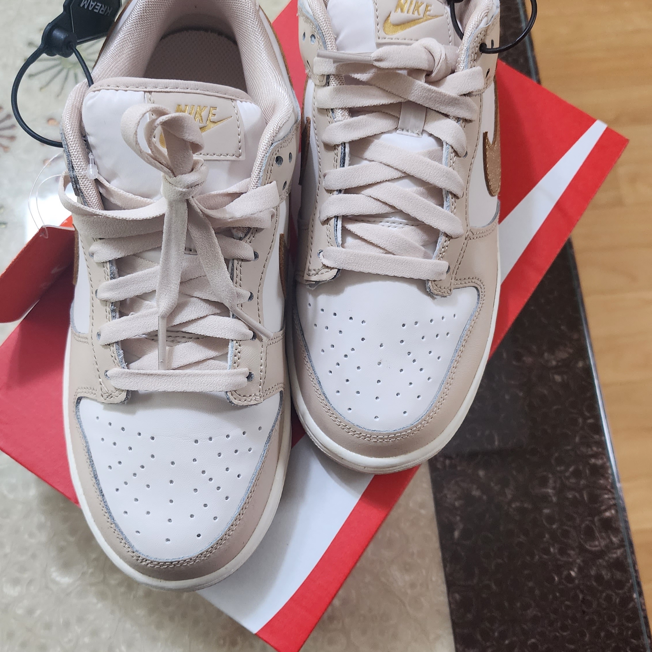 (W) Nike Dunk Low Sanddrift Metallic Gold 착용 스타일