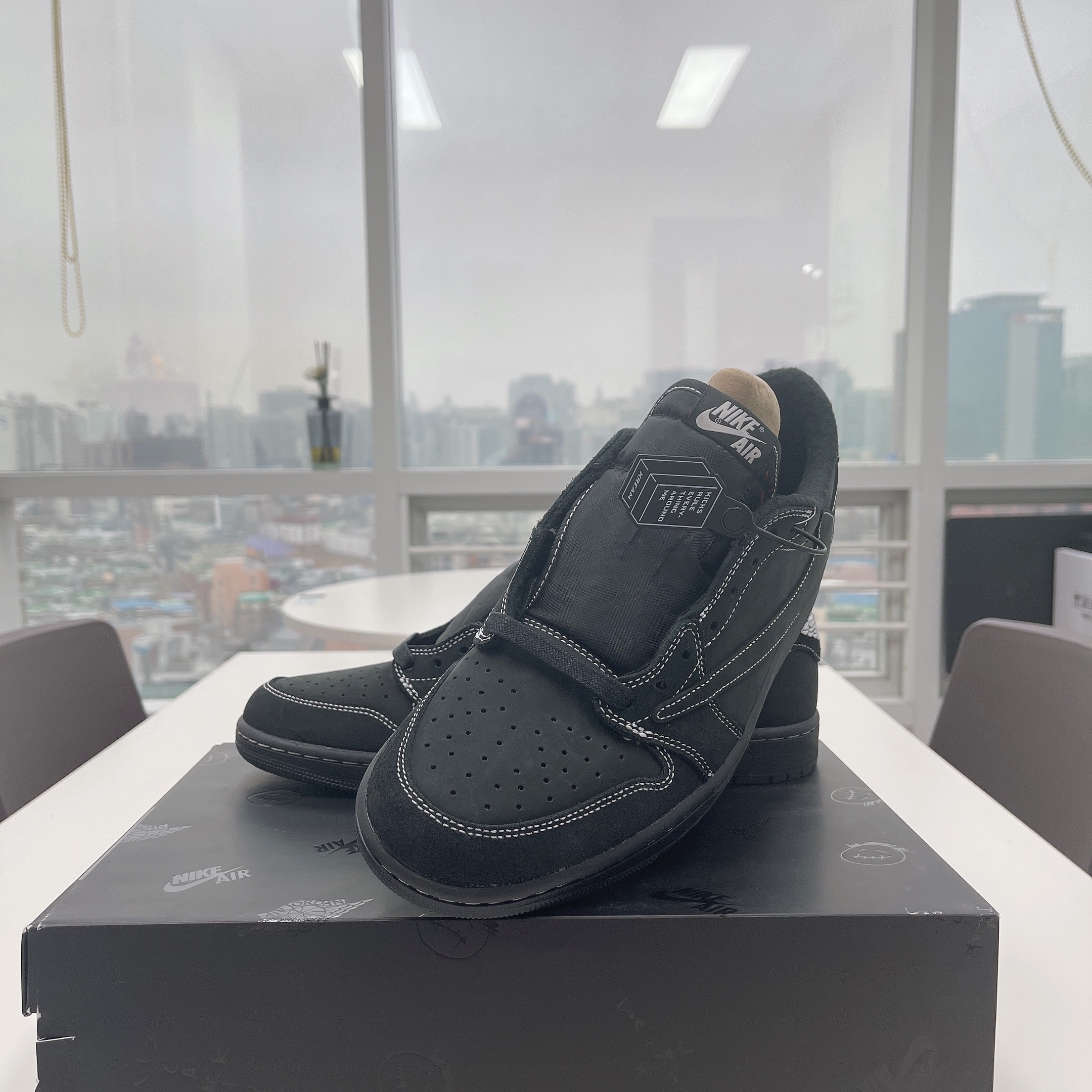 Jordan 1 x Travis Scott Retro Low OG SP Black Phantom, Nike x Tom Sachs General Purpose Shoe Light Cream 착용 스타일 - 2