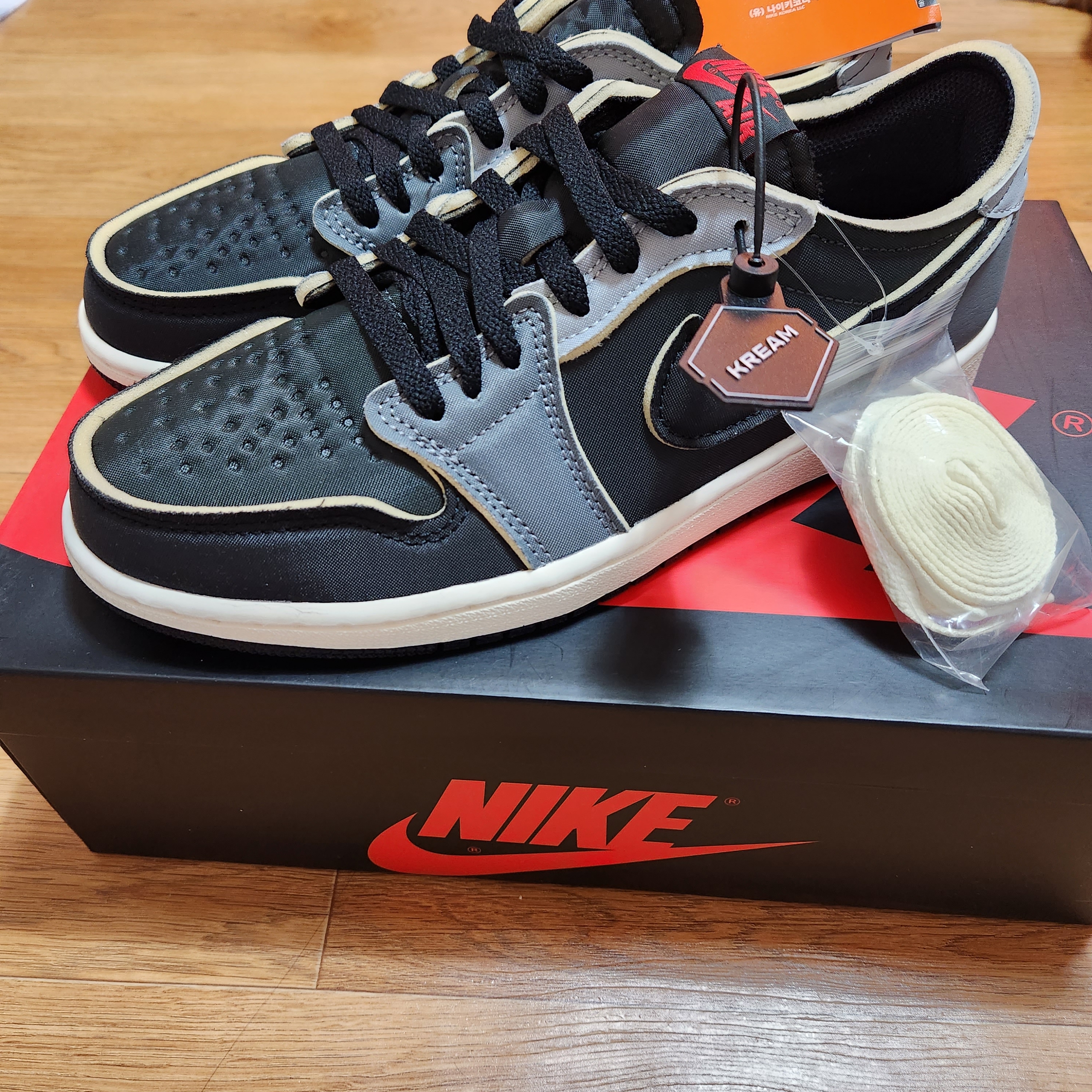 Jordan 1 Retro Low OG EX Black and Smoke Grey 착용 스타일
