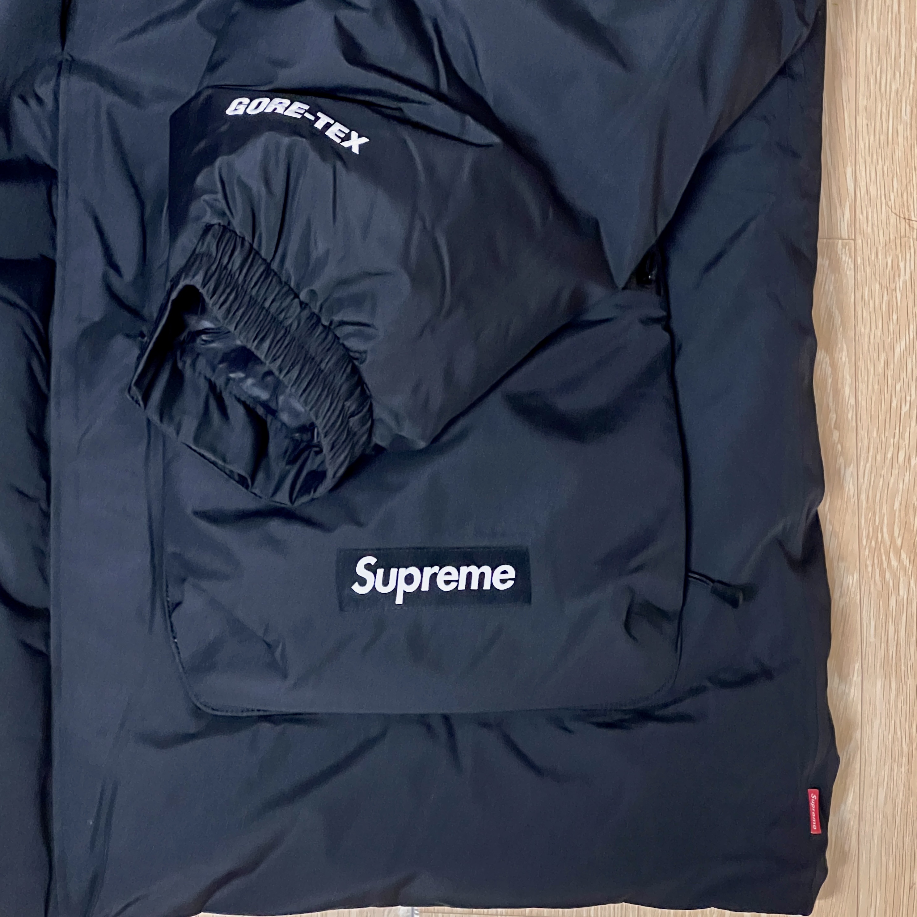 Supreme Gore-Tex 700-Fill Down Parka Black - 22FW 착용 스타일 - 2