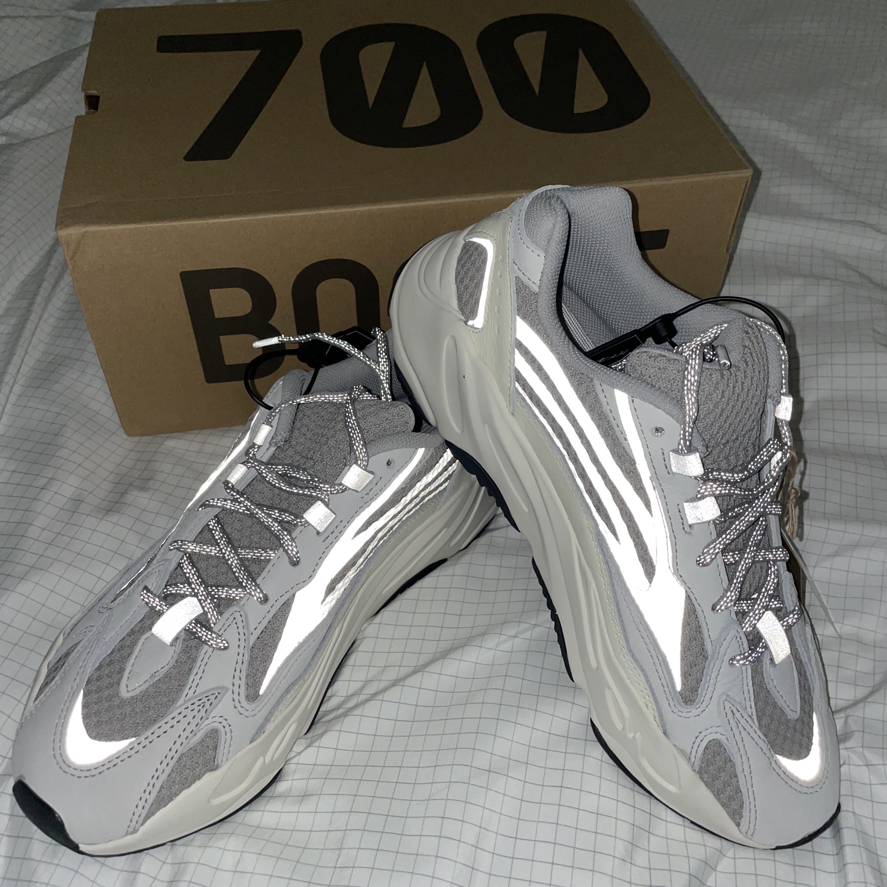 Adidas Yeezy Boost 700 V2 Static 2022 착용 스타일