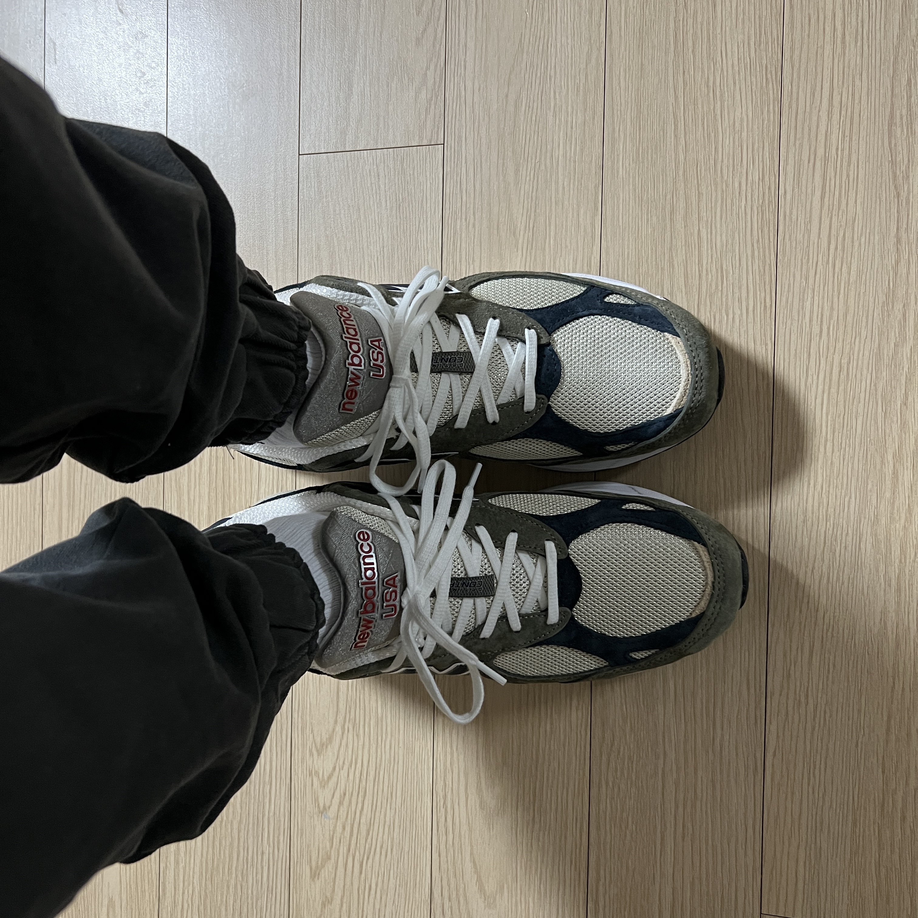 New Balance 990v3 Made in USA Olive 착용 스타일 - 1