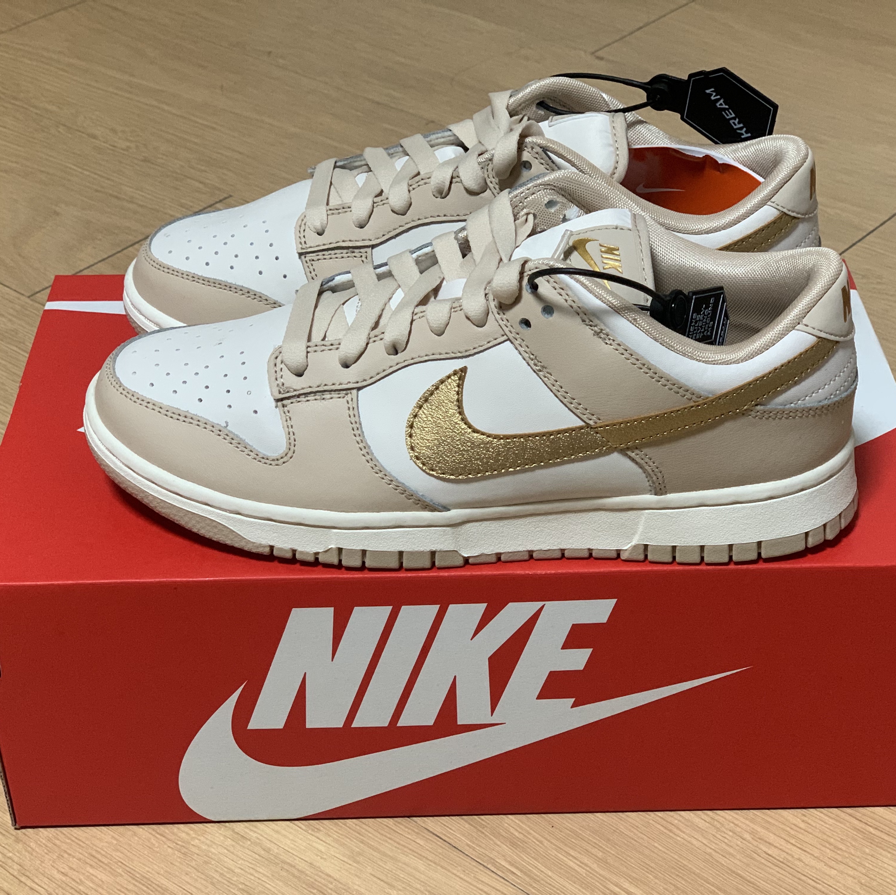 (W) Nike Dunk Low Sanddrift Metallic Gold, Jordan 1 Retro Low OG EX Black and Smoke Grey 착용 스타일 - 1