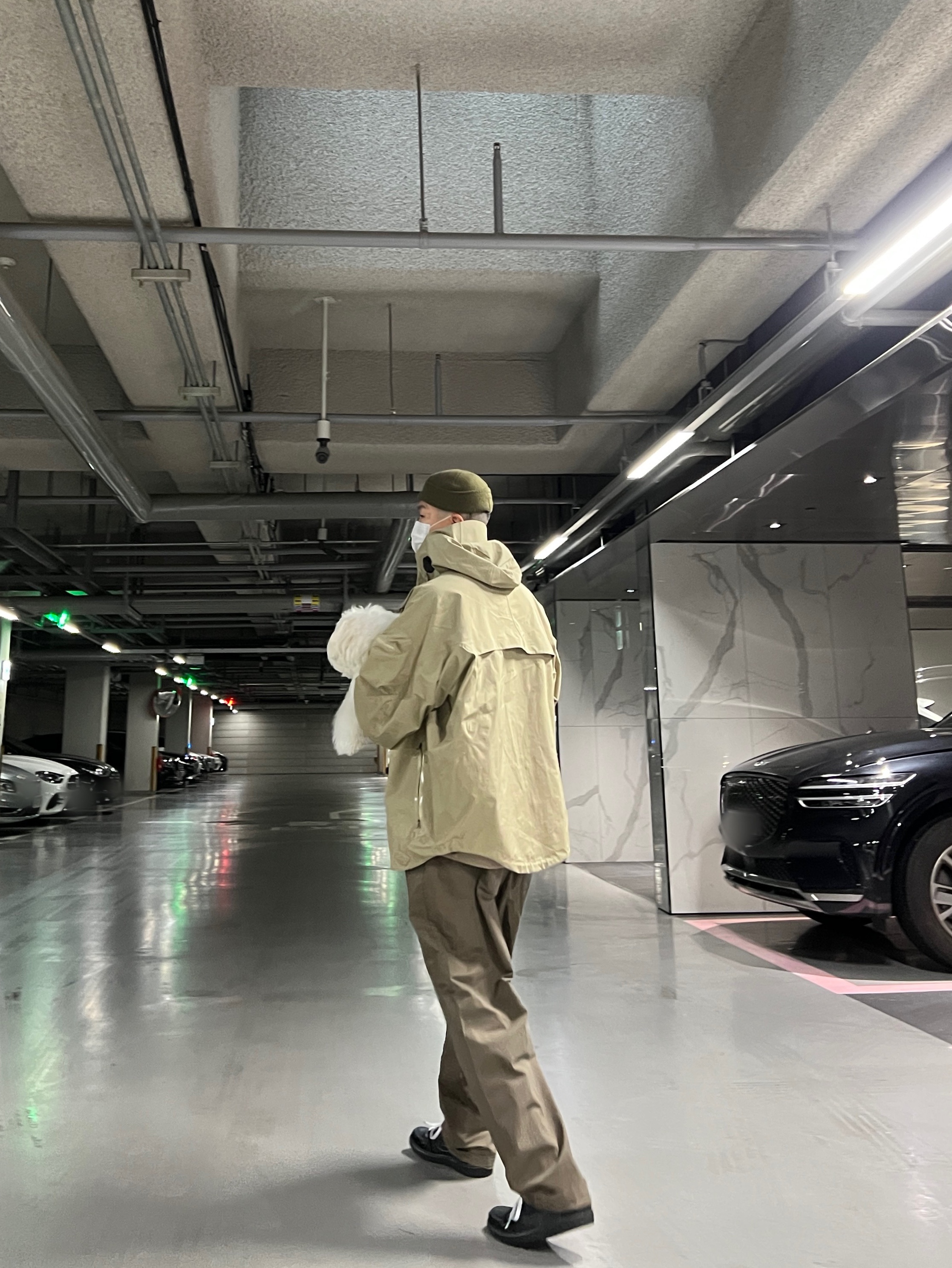 Jordan 1 x Travis Scott Retro Low OG SP Black Phantom, Nike x Off-White NRG Gore-Tex Jacket Khaki - Asia 착용 스타일 - 1