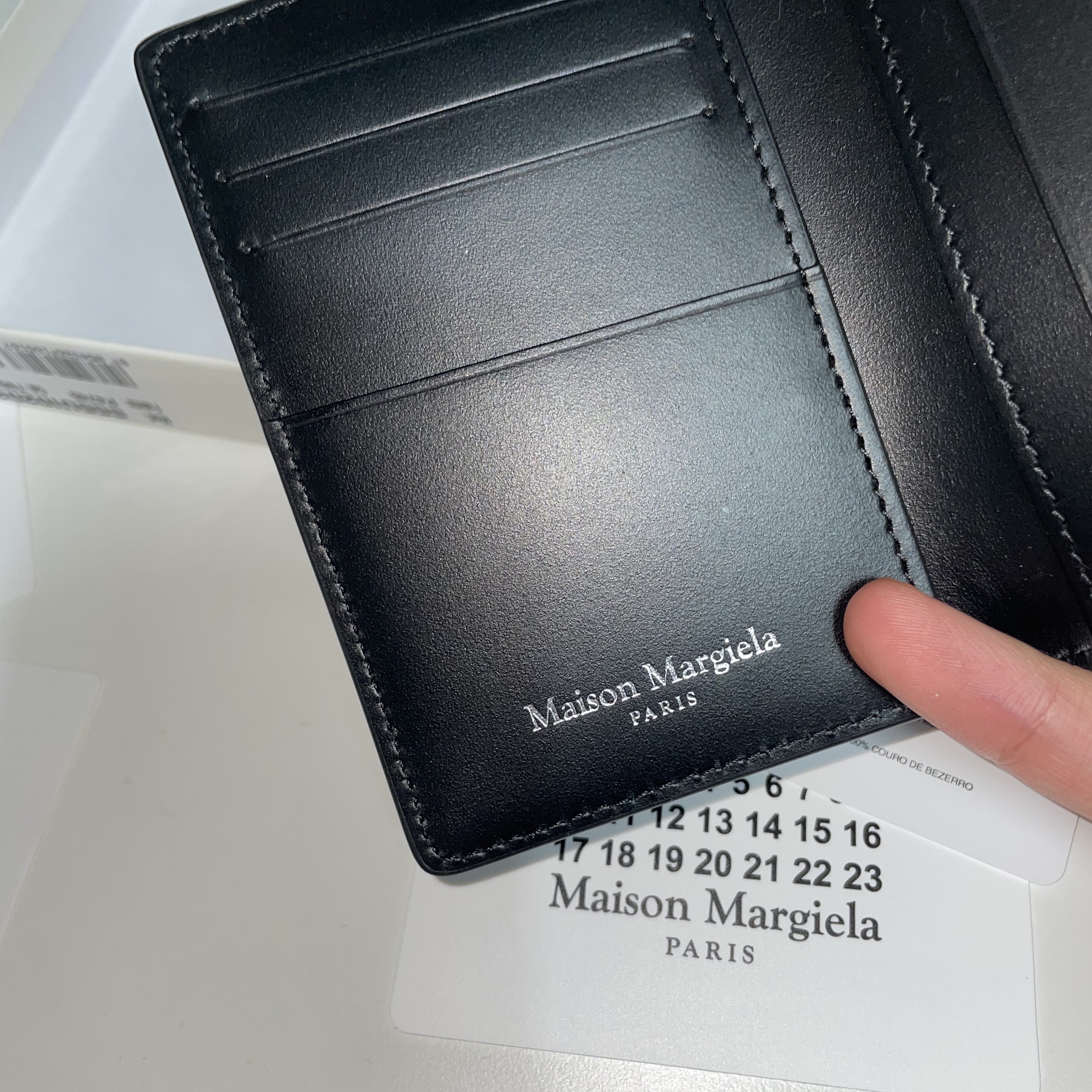 Maison Margiela Leather Bi-Fold Card Holder Black 착용 스타일 - 2