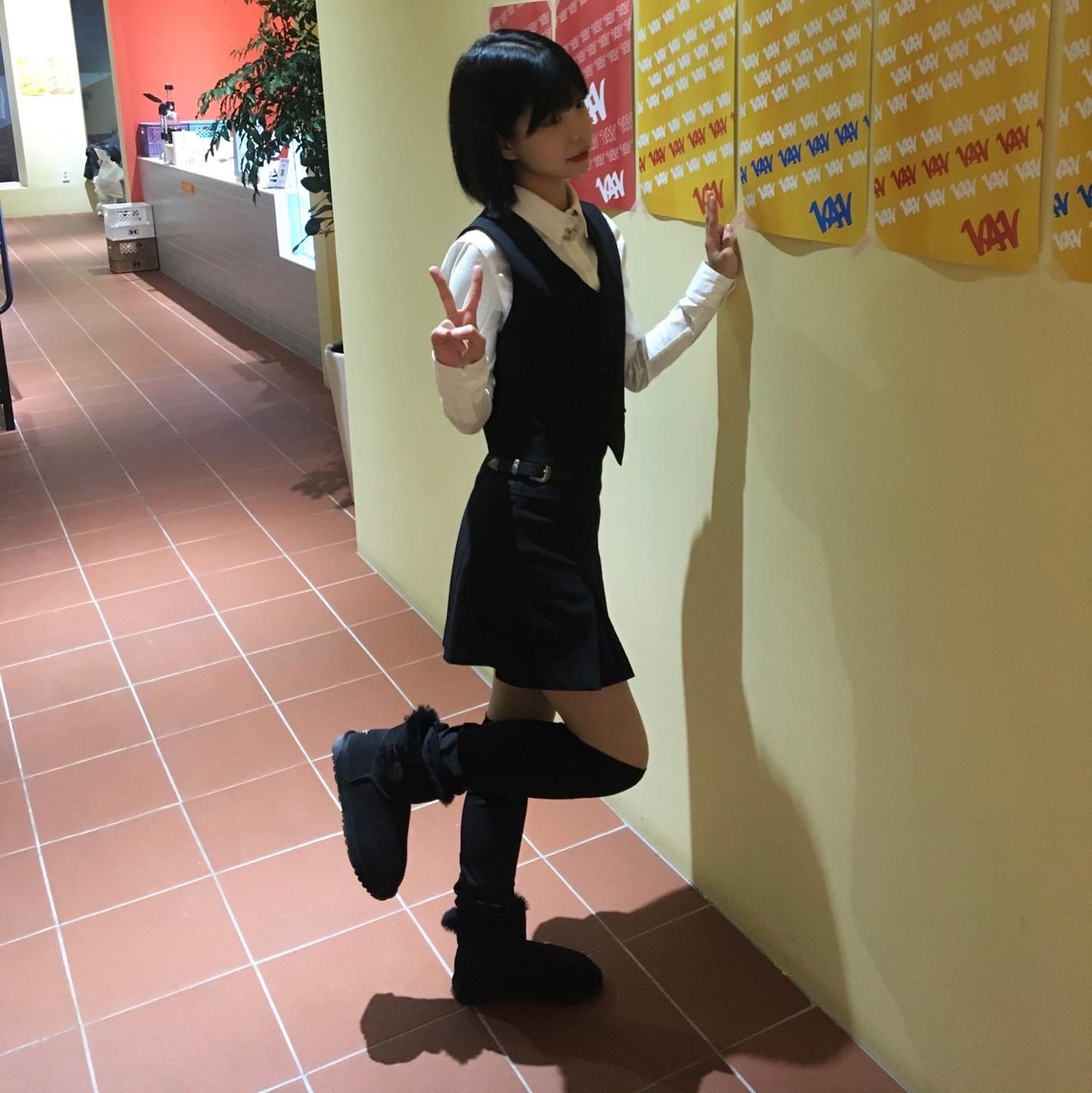(W) UGG Mini Bailey Button II Boots Black 착용 스타일 - 1