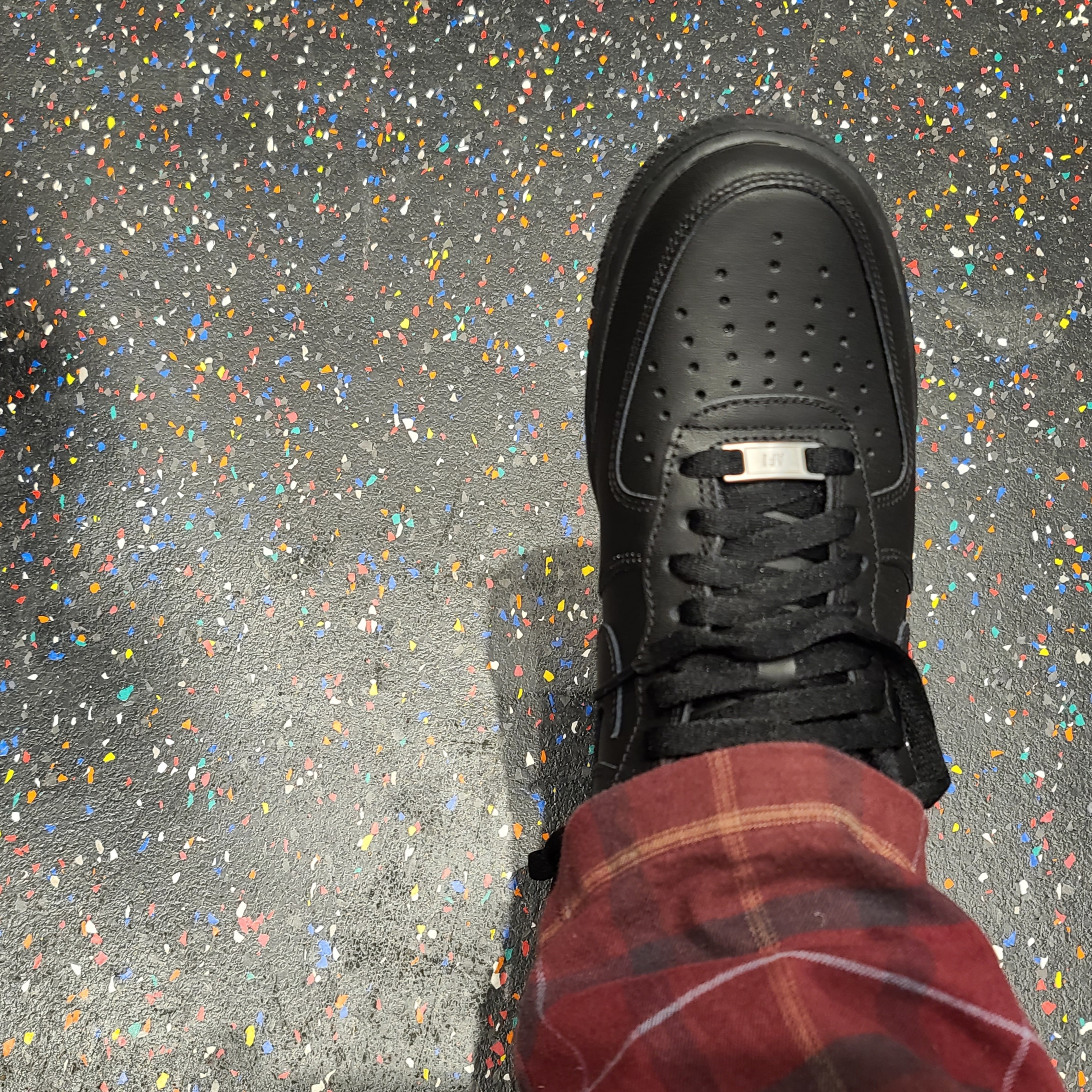 Nike Air Force 1 '07 Low Triple Black 착용 스타일 - 2