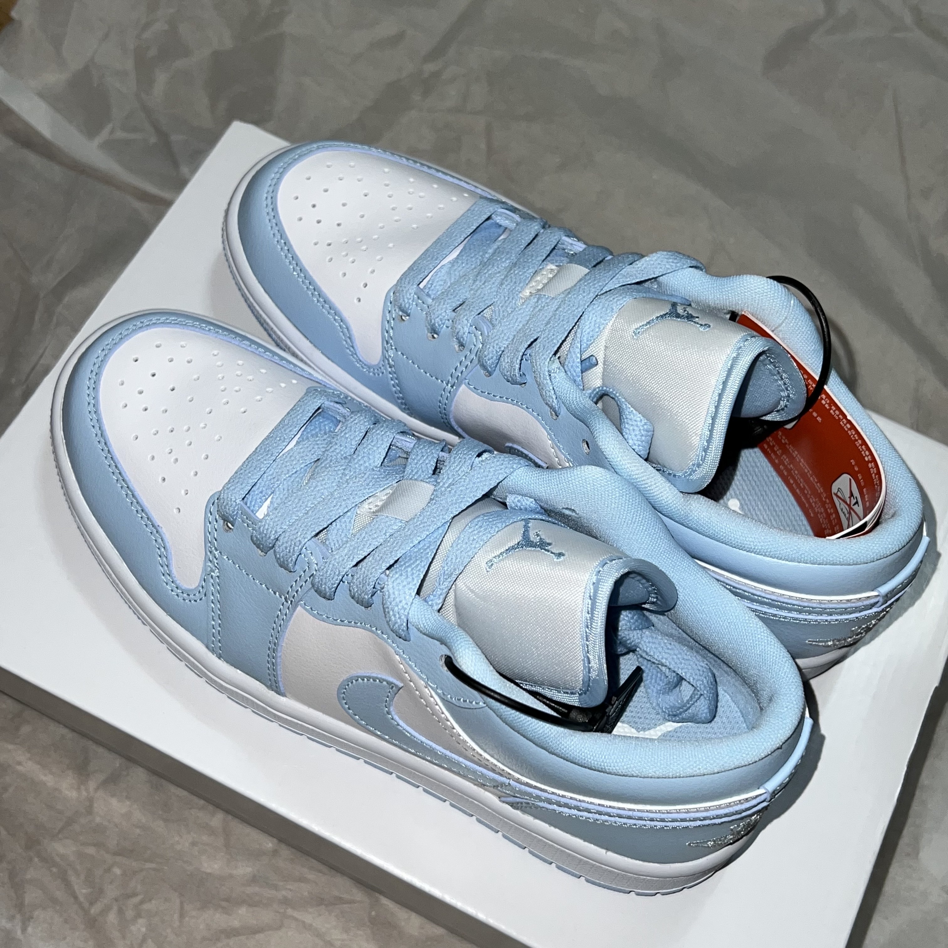 (W) Jordan 1 Low White Ice Blue 착용 스타일 - 1