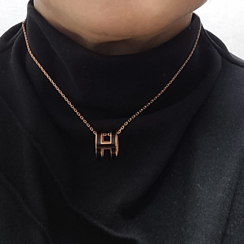 (W) Hermes Pop H Pendant Rose Gold & Noir 착용 스타일