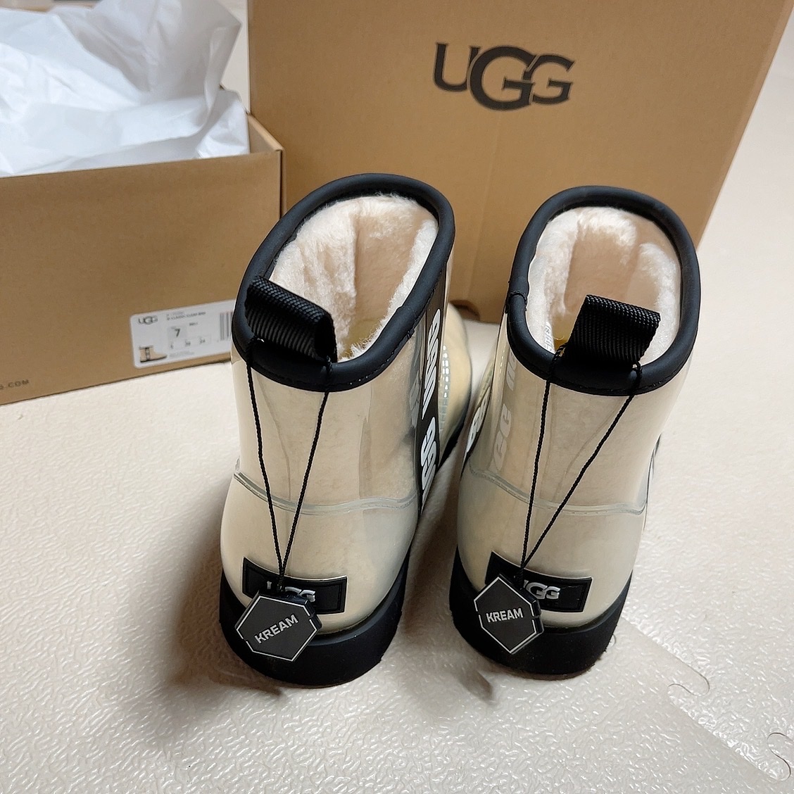 (W) UGG Classic Clear Mini Boots Natural Black 착용 스타일 - 2