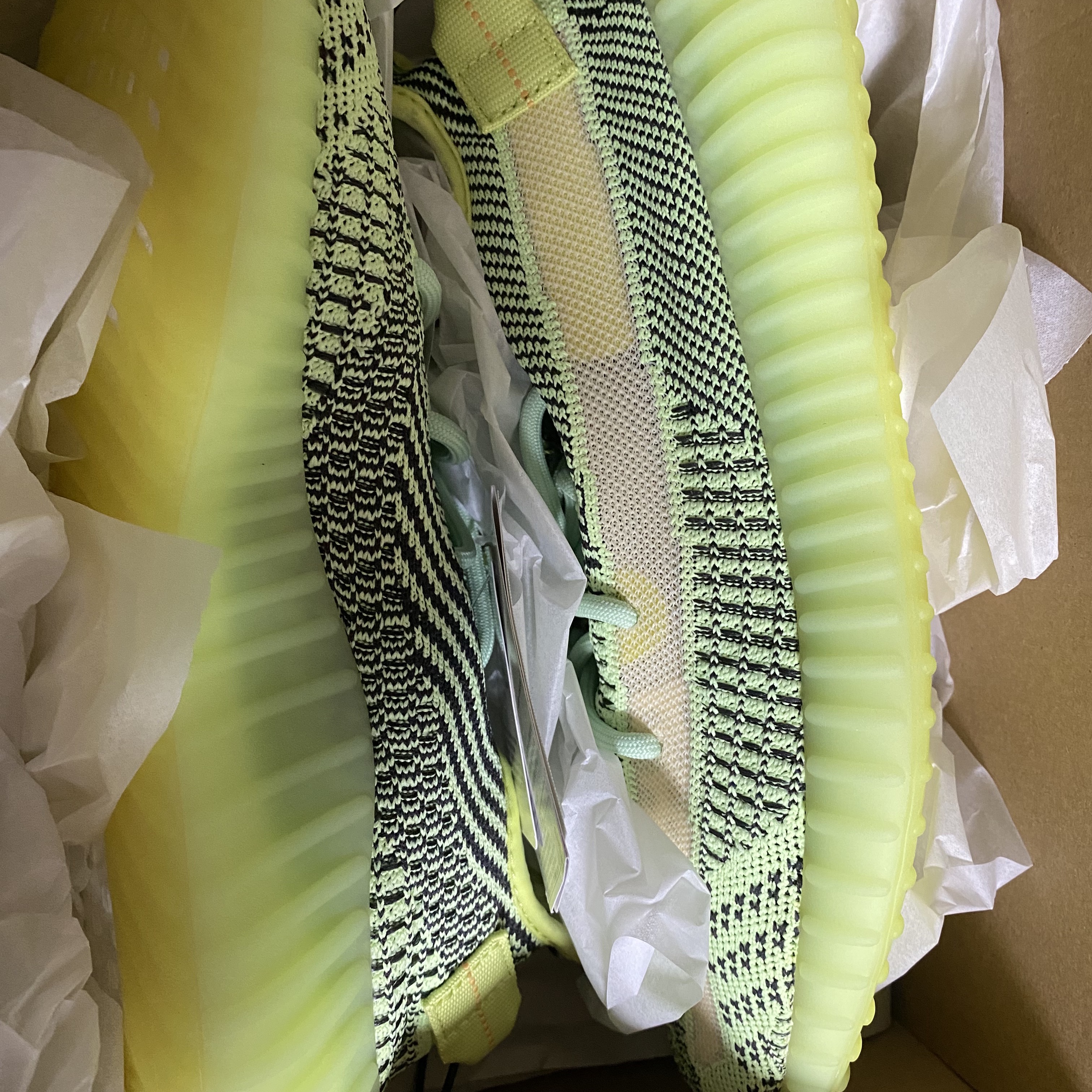 Adidas Yeezy Boost 350 V2 Yeezreel - Non-Reflective 착용 스타일 - 1