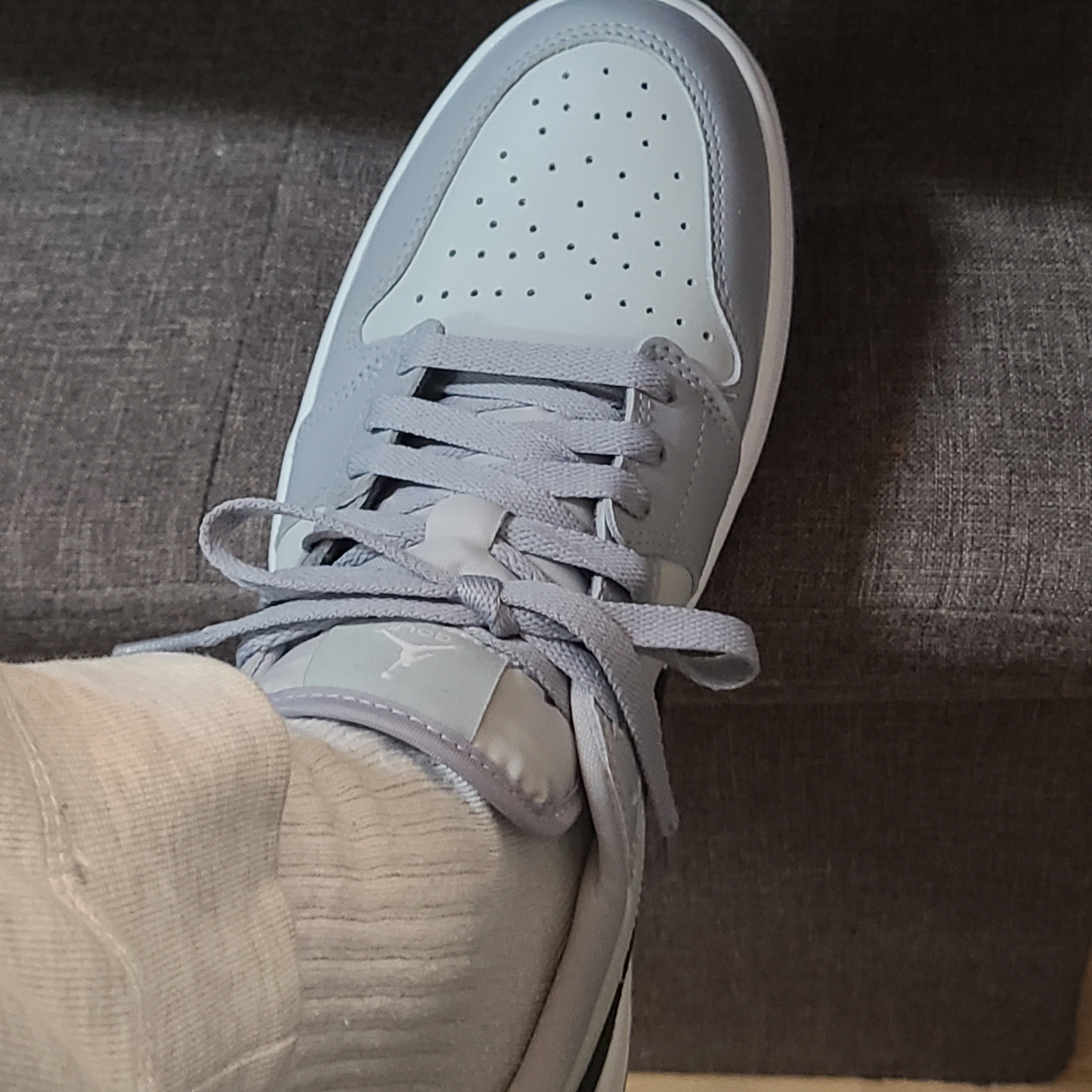 Jordan 1 Low Golf Wolf Grey 착용 스타일 - 5
