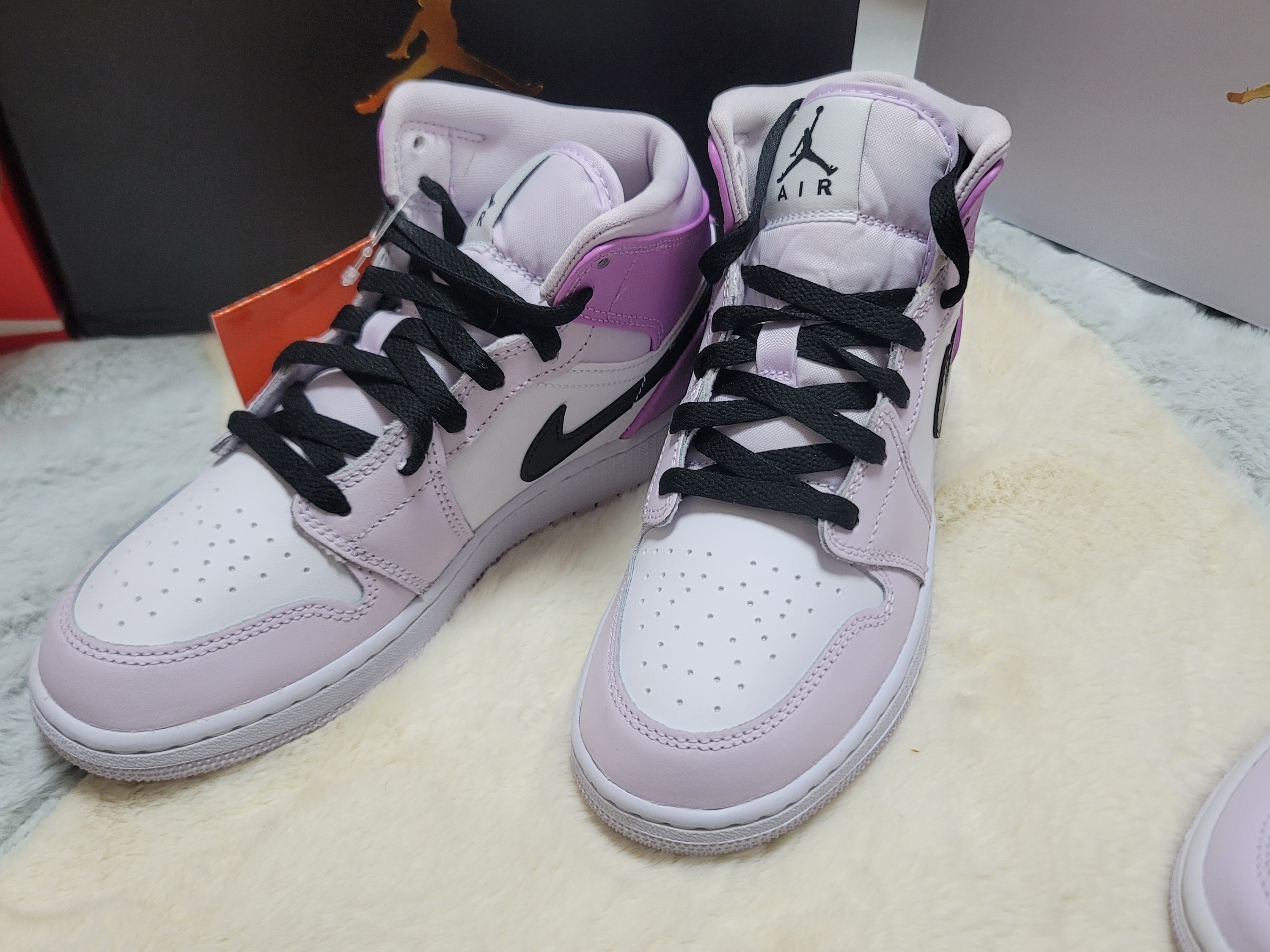 (GS) Jordan 1 Mid Barely Grape White, (W) Nike Dunk Low SE Light Soft Pink 착용 스타일 - 4