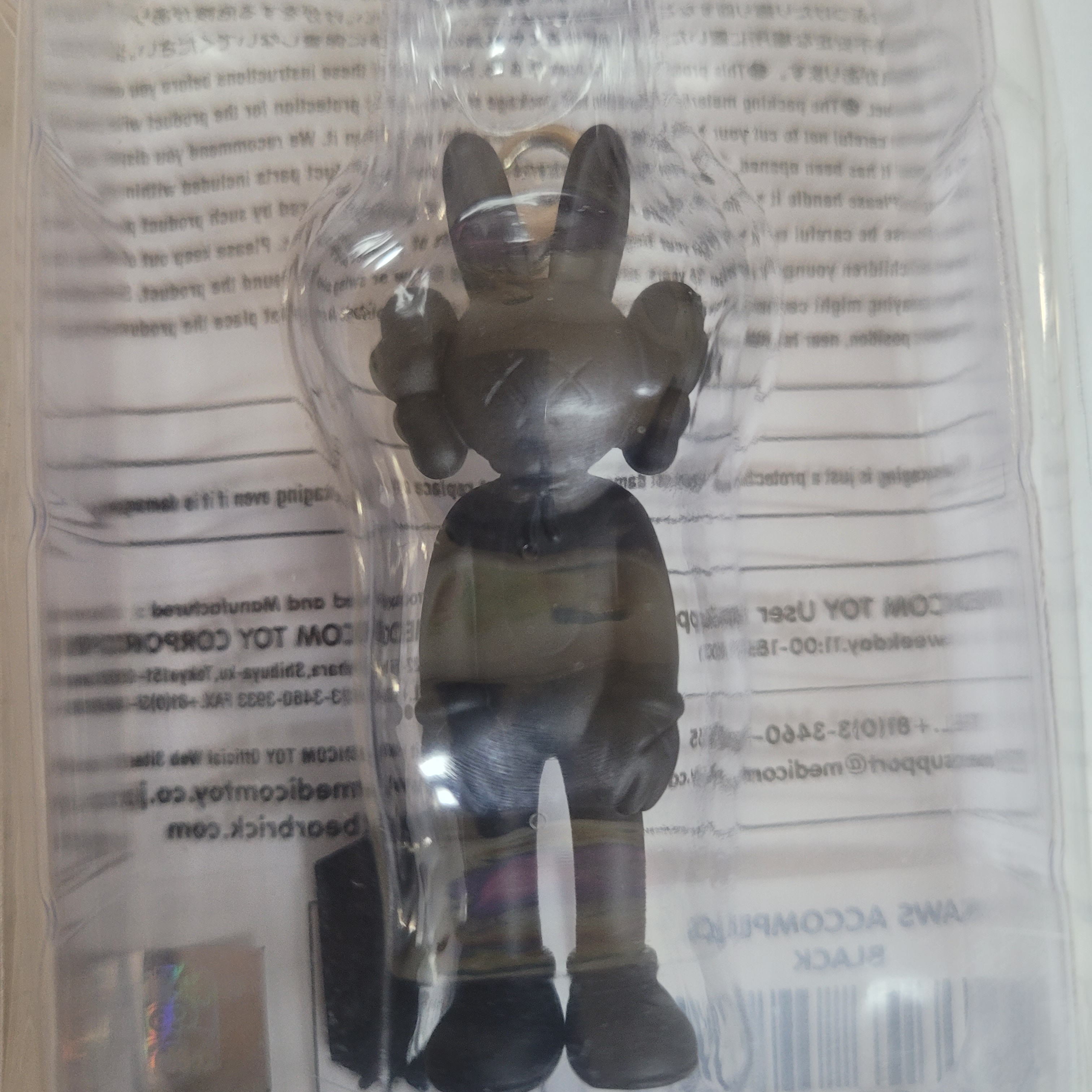 Kaws Tokyo First Accomplice Keychain Black 착용 스타일