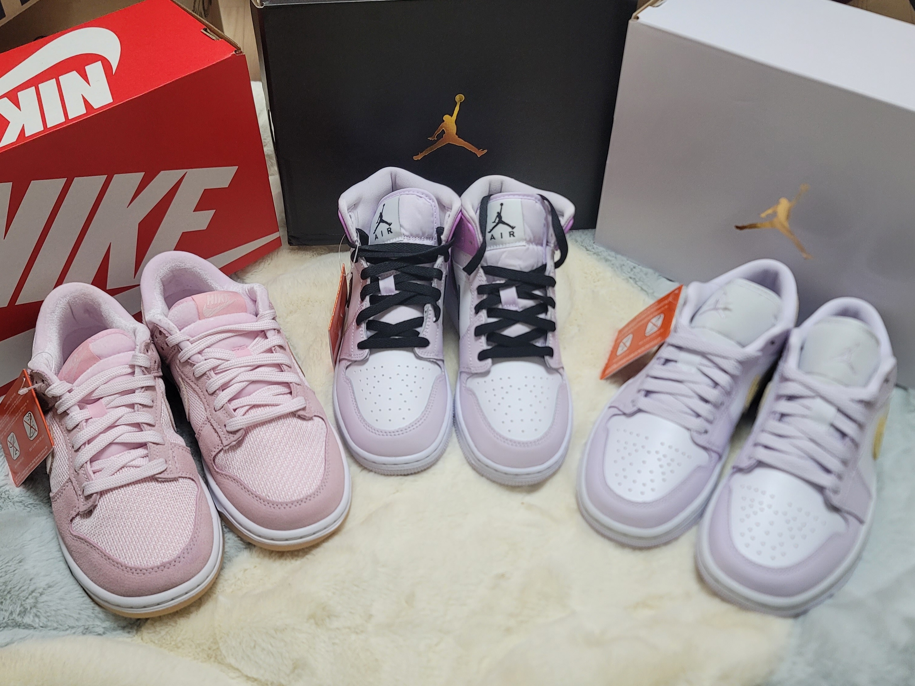 (GS) Jordan 1 Mid Barely Grape White, (W) Nike Dunk Low SE Light Soft Pink 착용 스타일 - 1