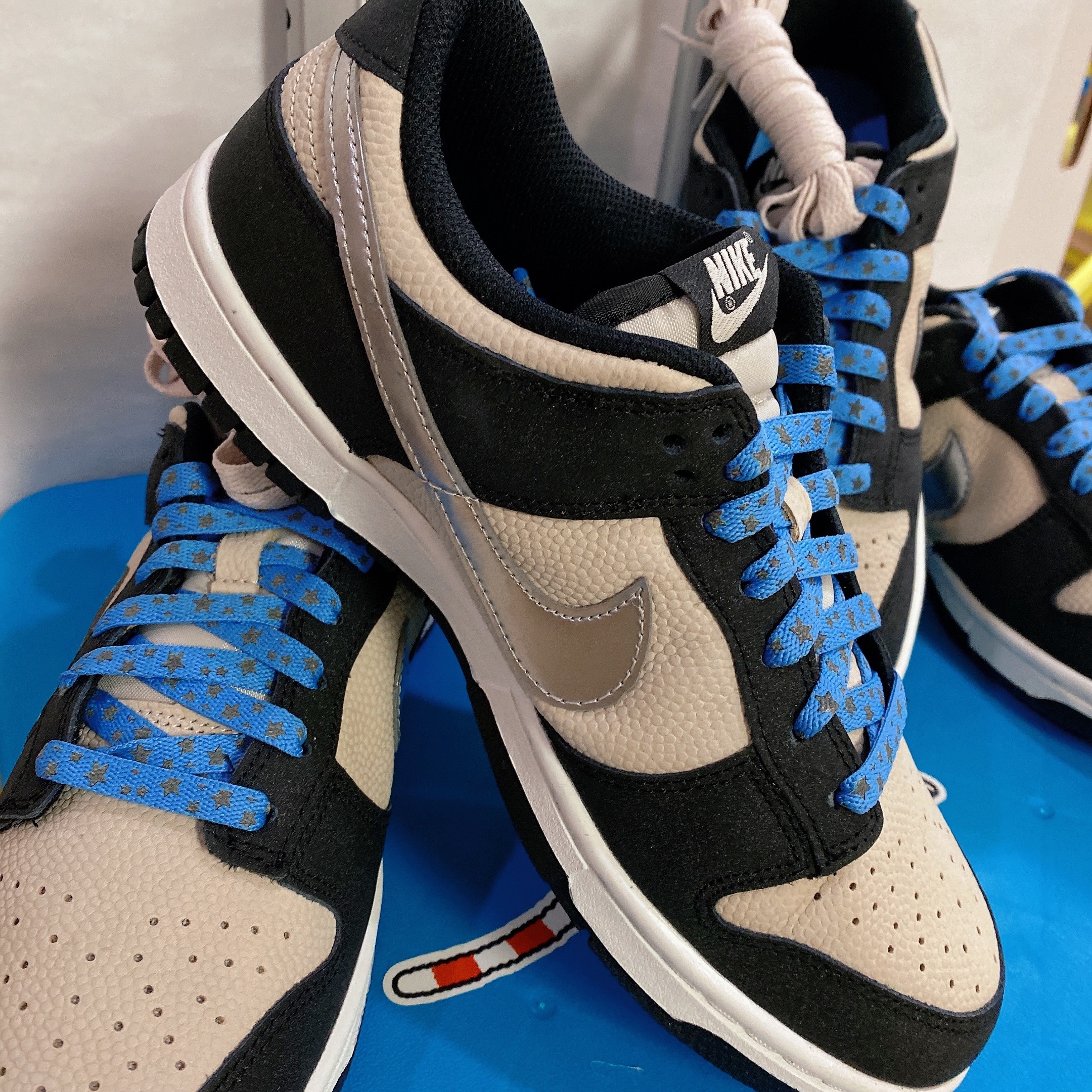(W) Nike Dunk Low Light Bone Metallic Silver 착용 스타일 - 3