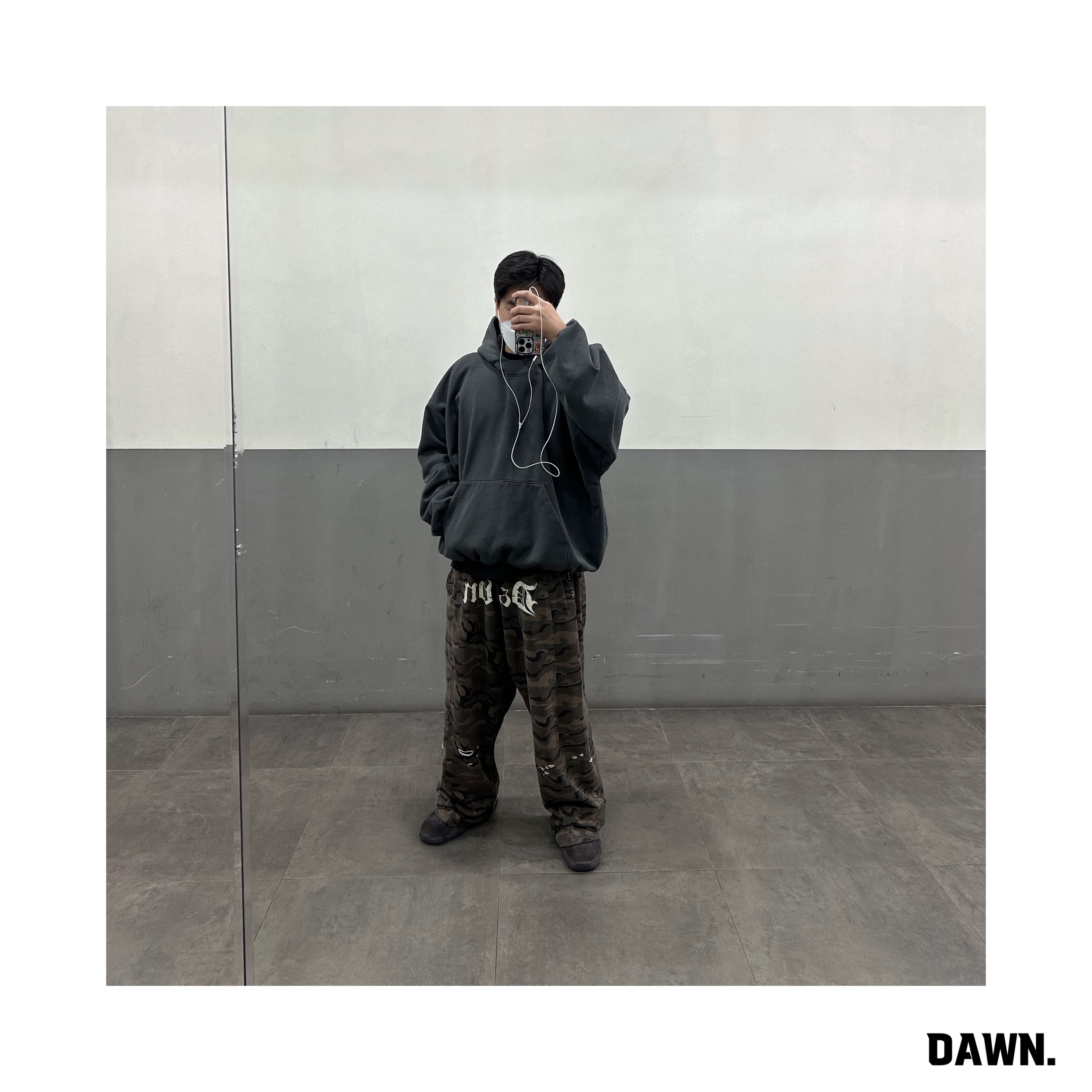 Yeezy Gap Engineered By Balenciaga Dove Hoodie Black, Adidas Yeezy 500 Utility Black 2018/2020 착용 스타일