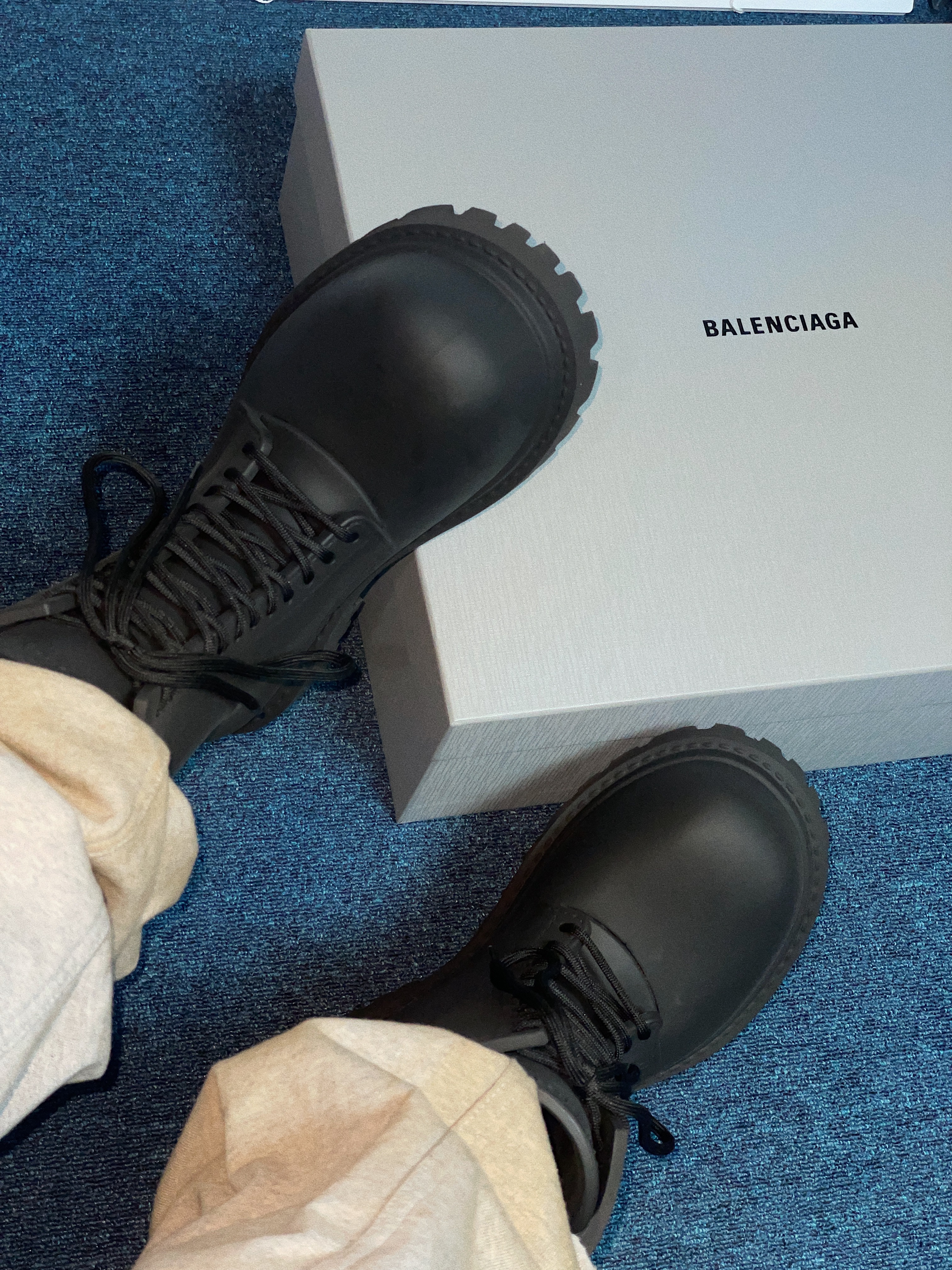 Balenciaga XL Army Boots Full Eva Black 착용 스타일 - 5