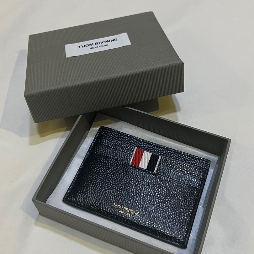 Thom Browne Pebble Grain Leather Stripe Note Compartment Card Holder Black 착용 스타일