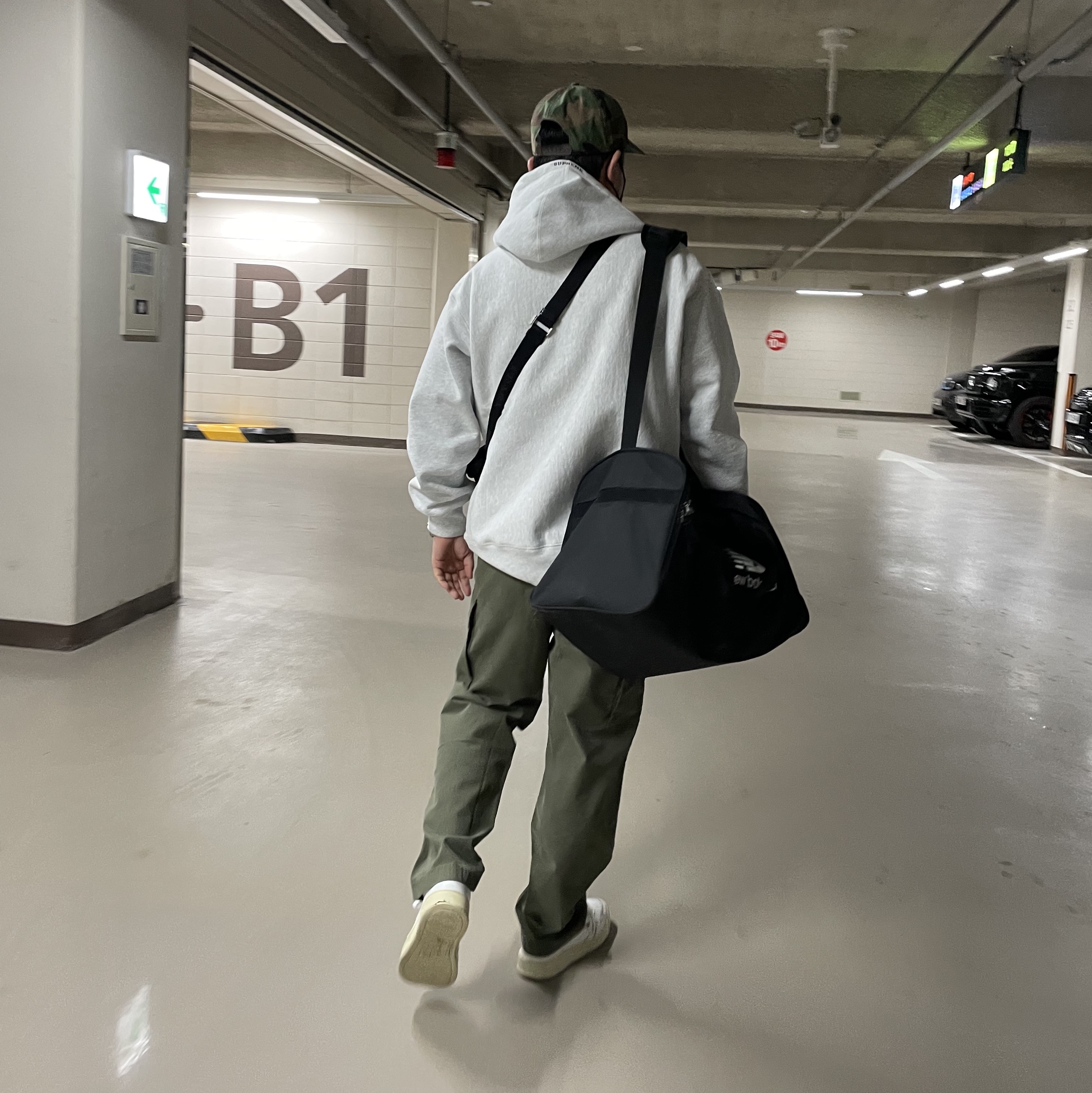 Supreme Preme Hooded Sweatshirt White - 22FW, Autry Medalist Low Leather Sneakers White 착용 스타일 - 4