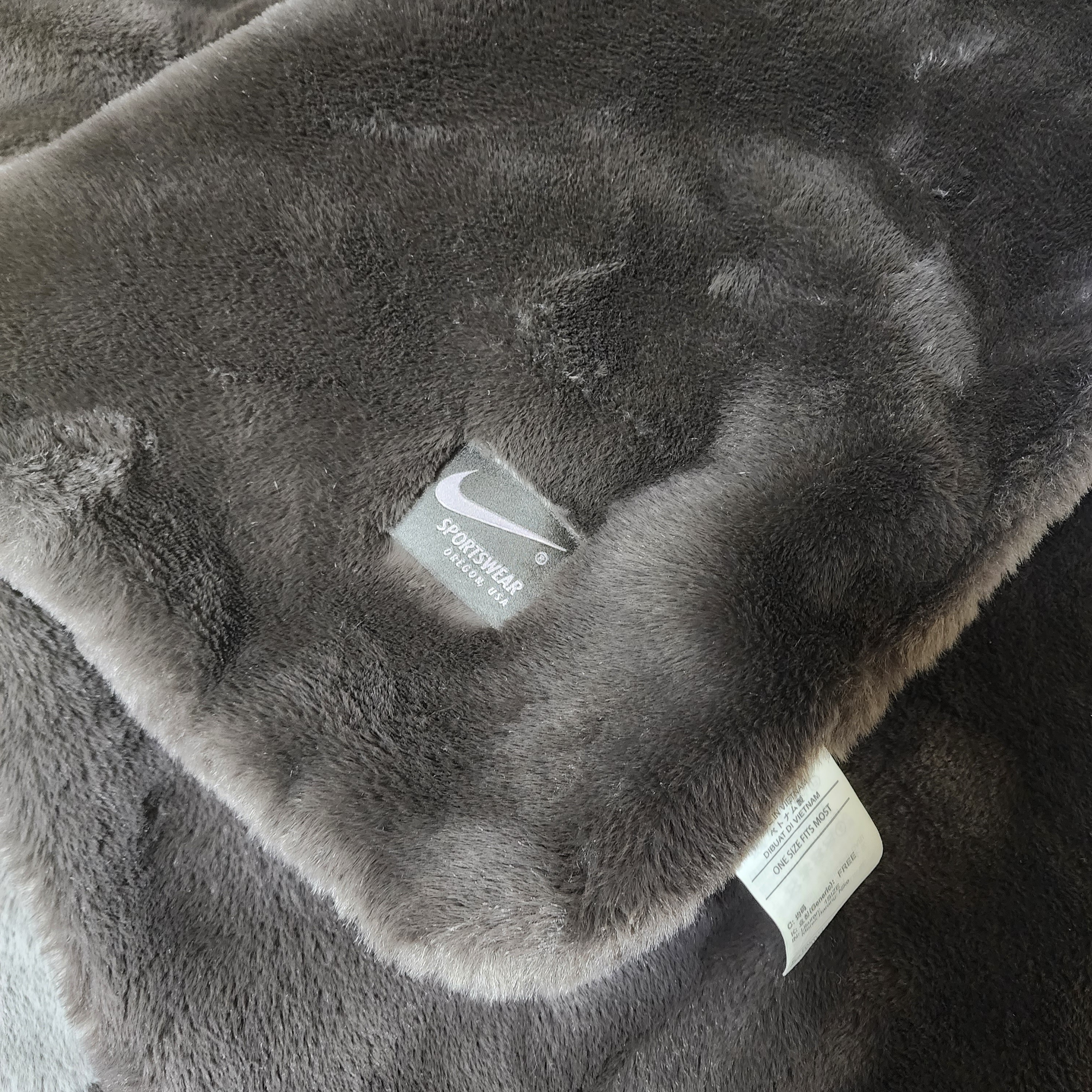 Nike NSW Faux Fur Blanket Velvet Brown 착용 스타일 - 1