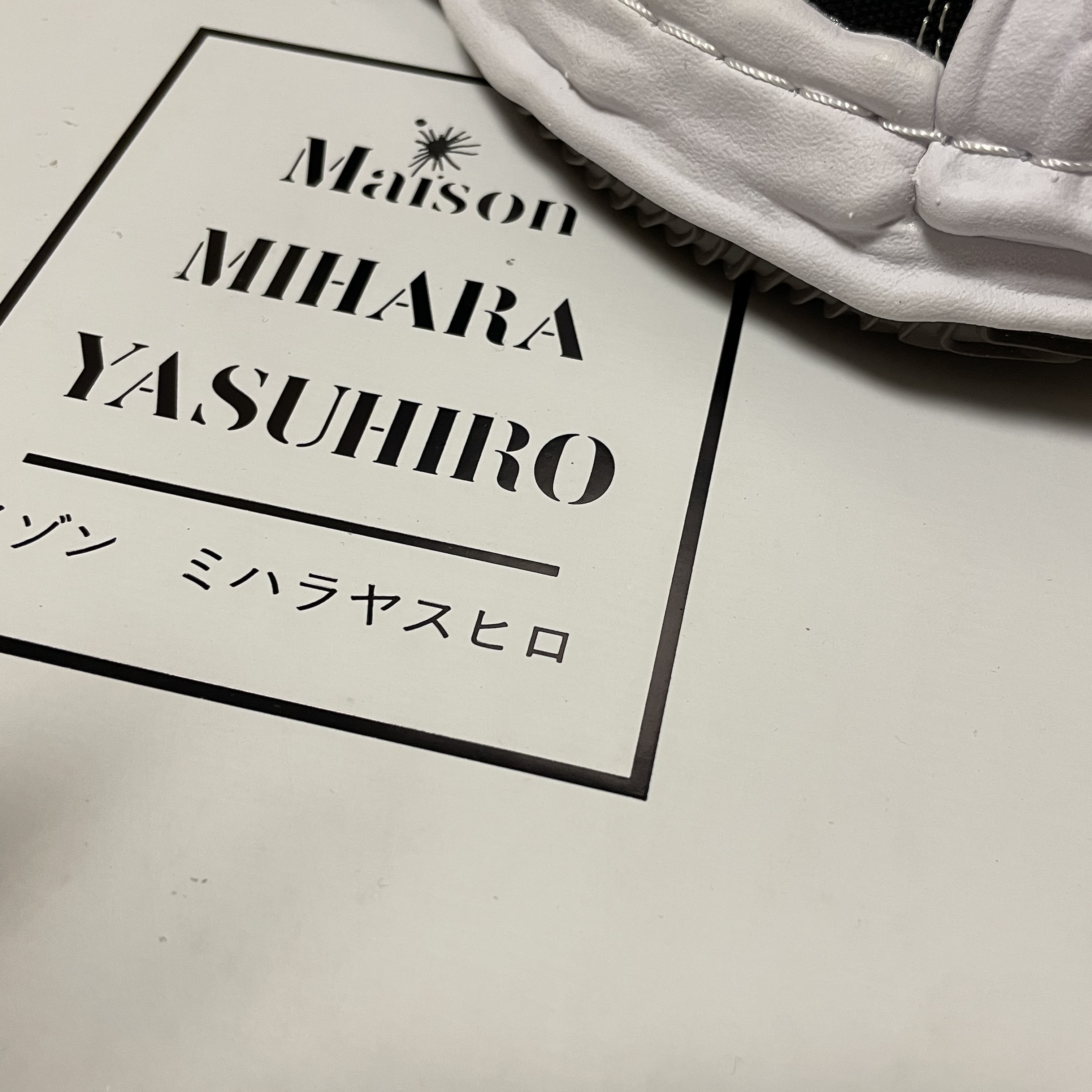 Essentials The Core Collection Hoodie Light Oatmeal, Maison Mihara Yasuhiro Blakey OG Sole Canvas Low-top Sneakers Black White 착용 스타일 - 3