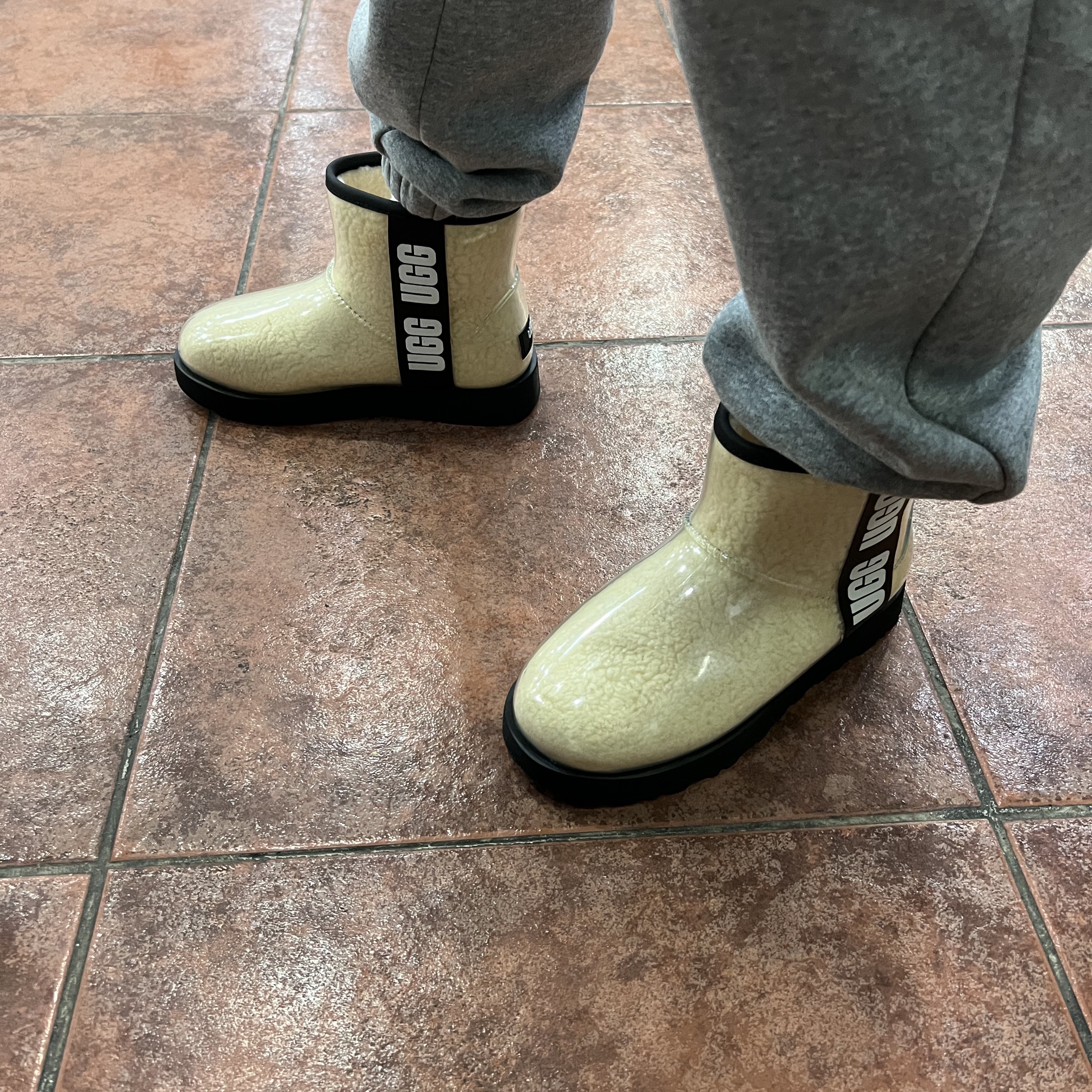(W) UGG Classic Clear Mini Boots Natural Black 착용 스타일