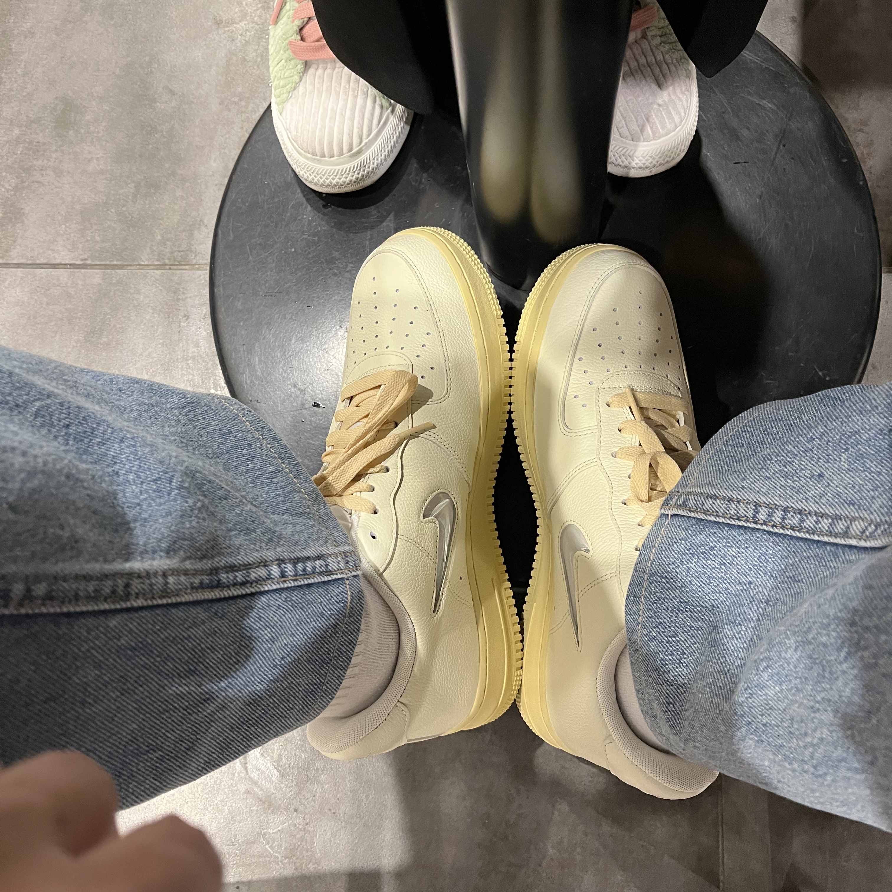 (W) Nike Air Force 1 '07 LX Coconut Milk and Lemon Wash 착용 스타일 - 3